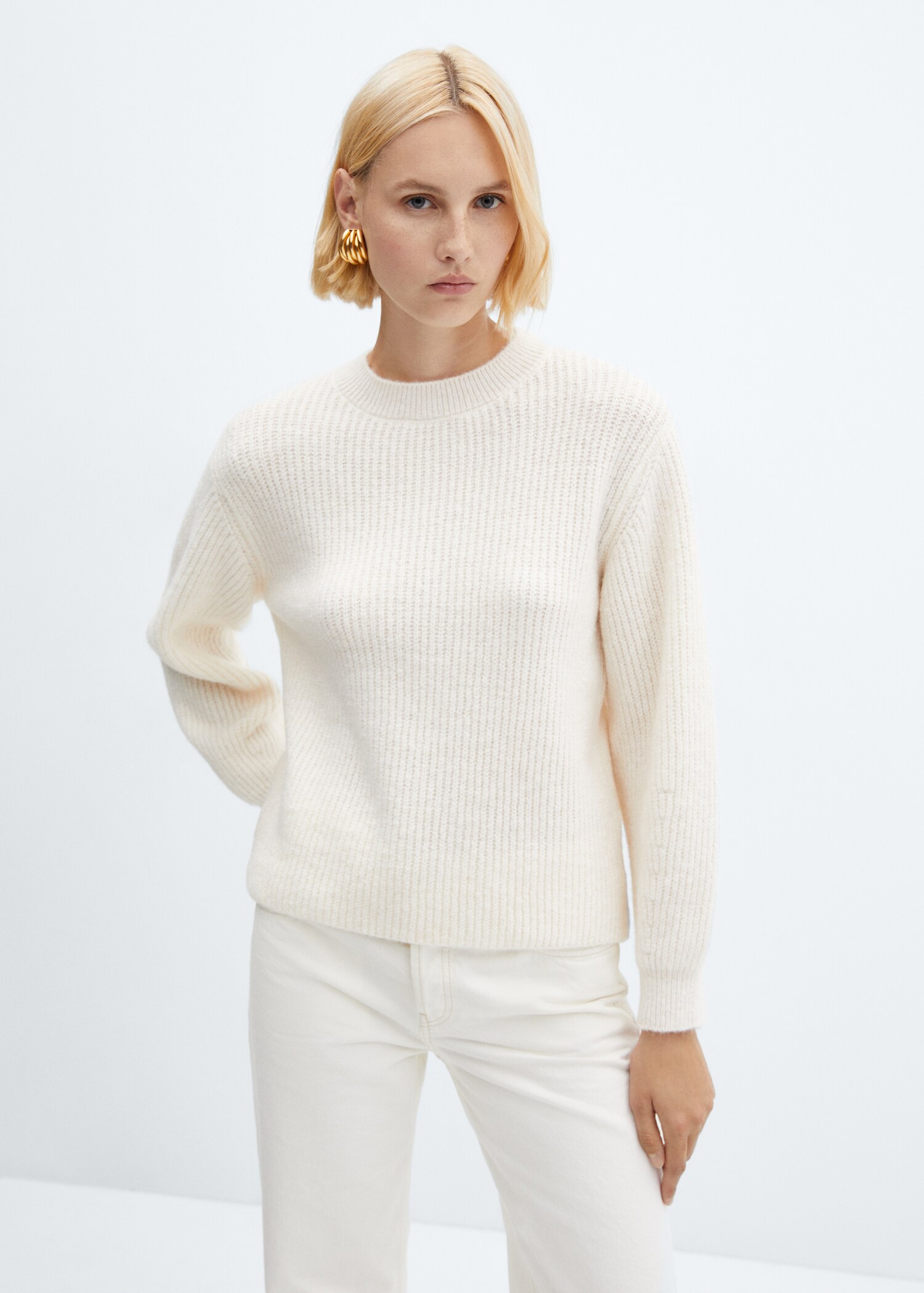 Round-neck knitted sweater - Medium plane