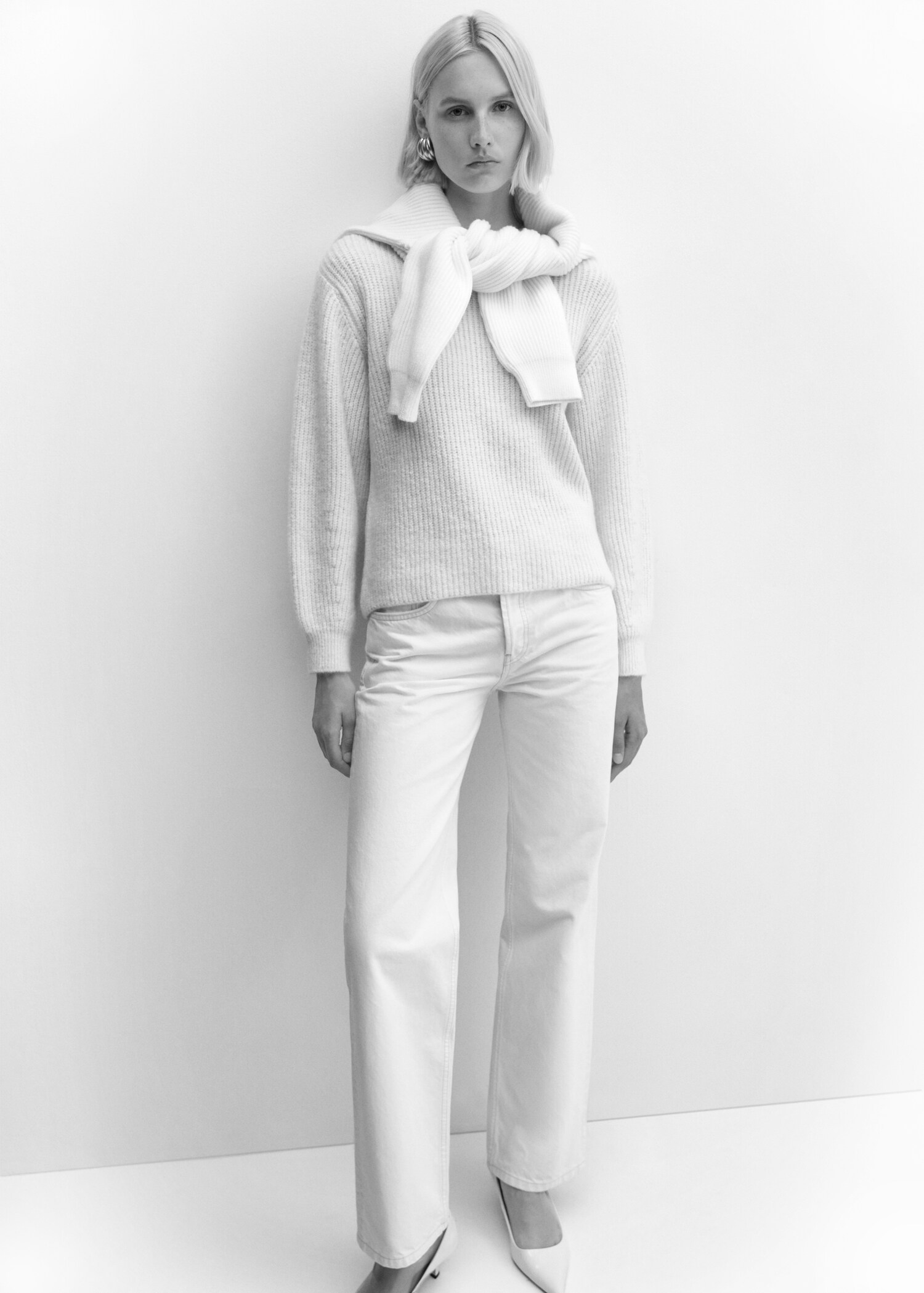 Round-neck knitted sweater - Details of the article 2