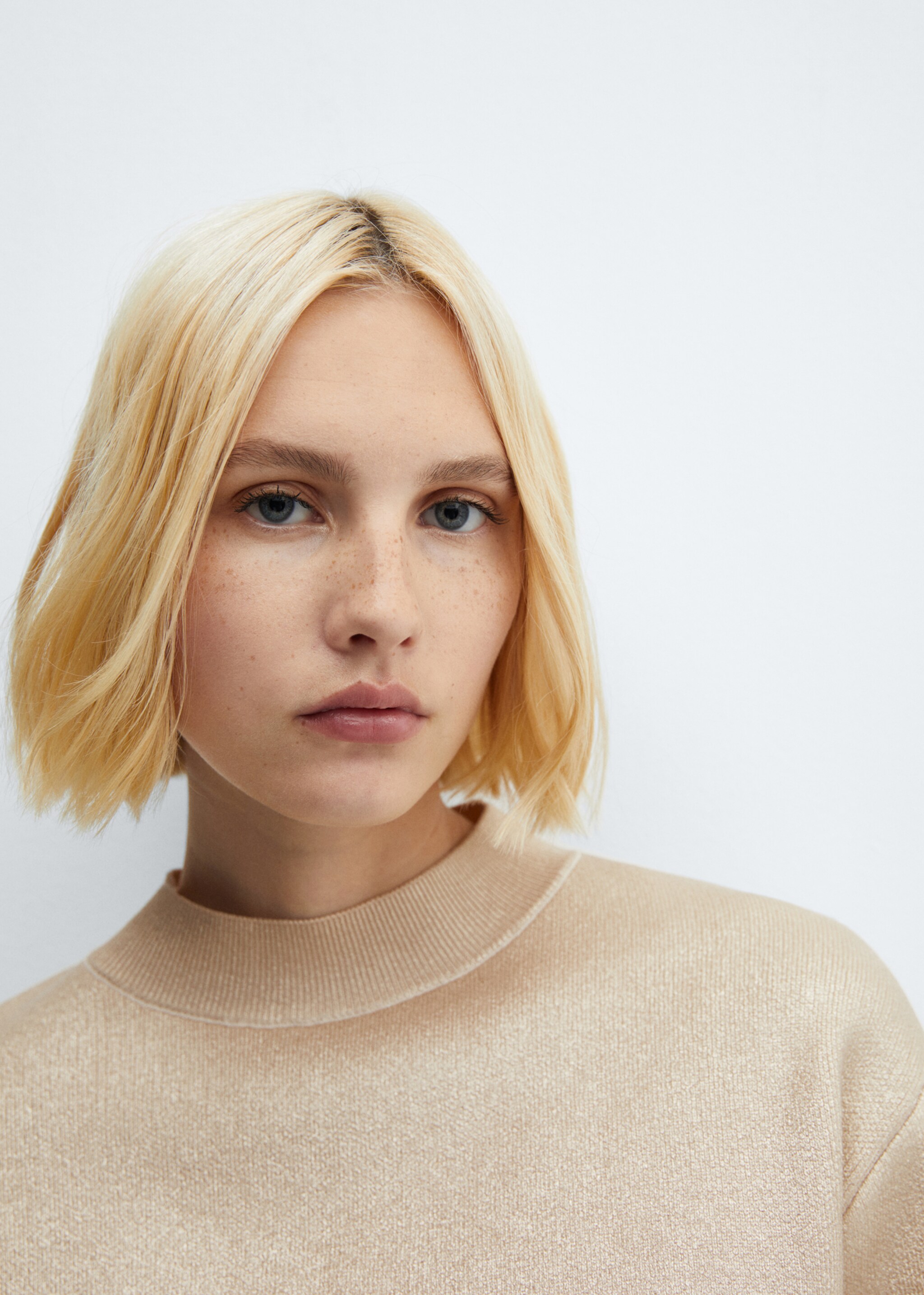 Foil round-neck sweater - Details of the article 1, Gold. Ref: 57009127-00.