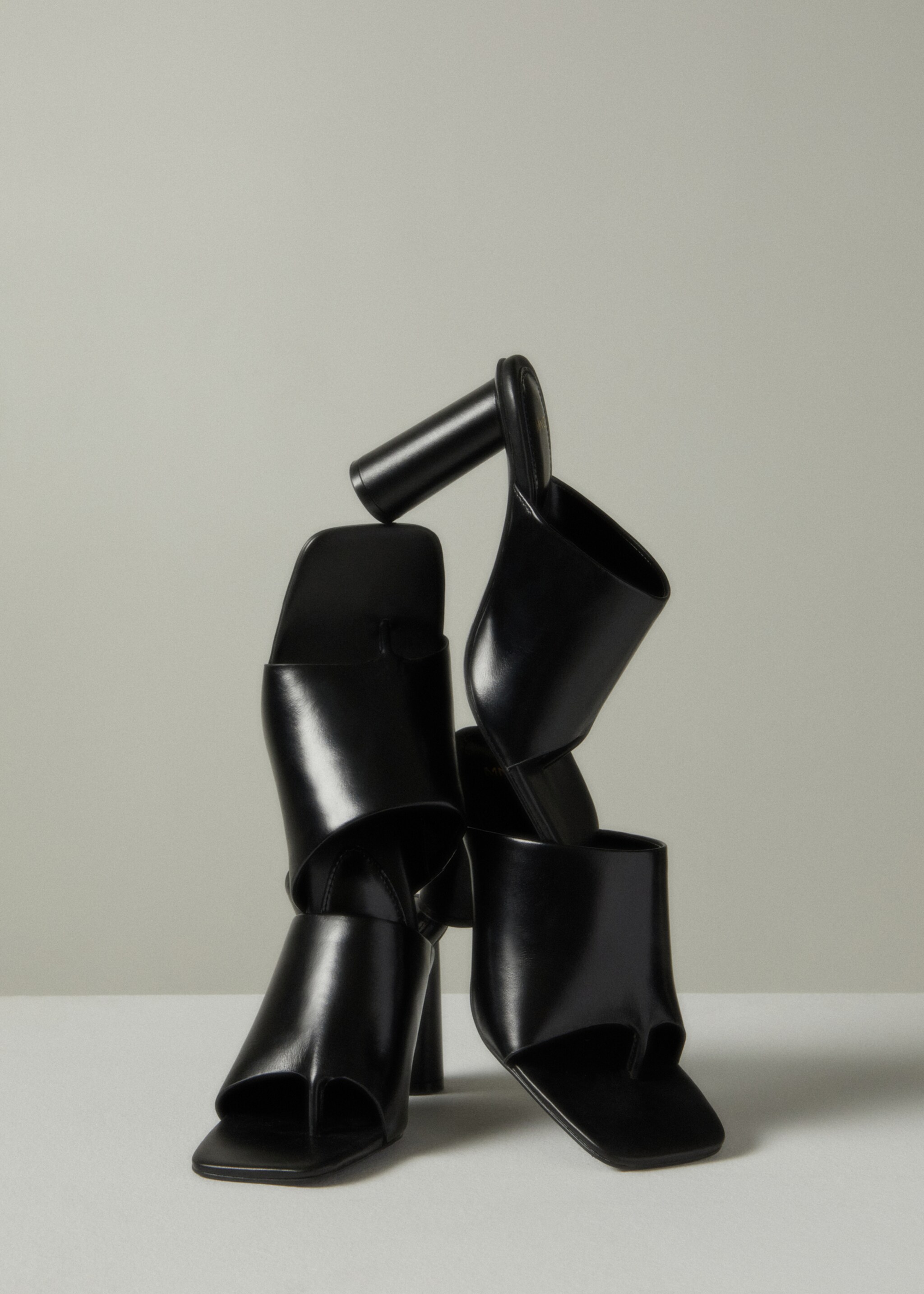 Heel leather sandals - Details of the article 8, Black. Ref: 57010046-00.
