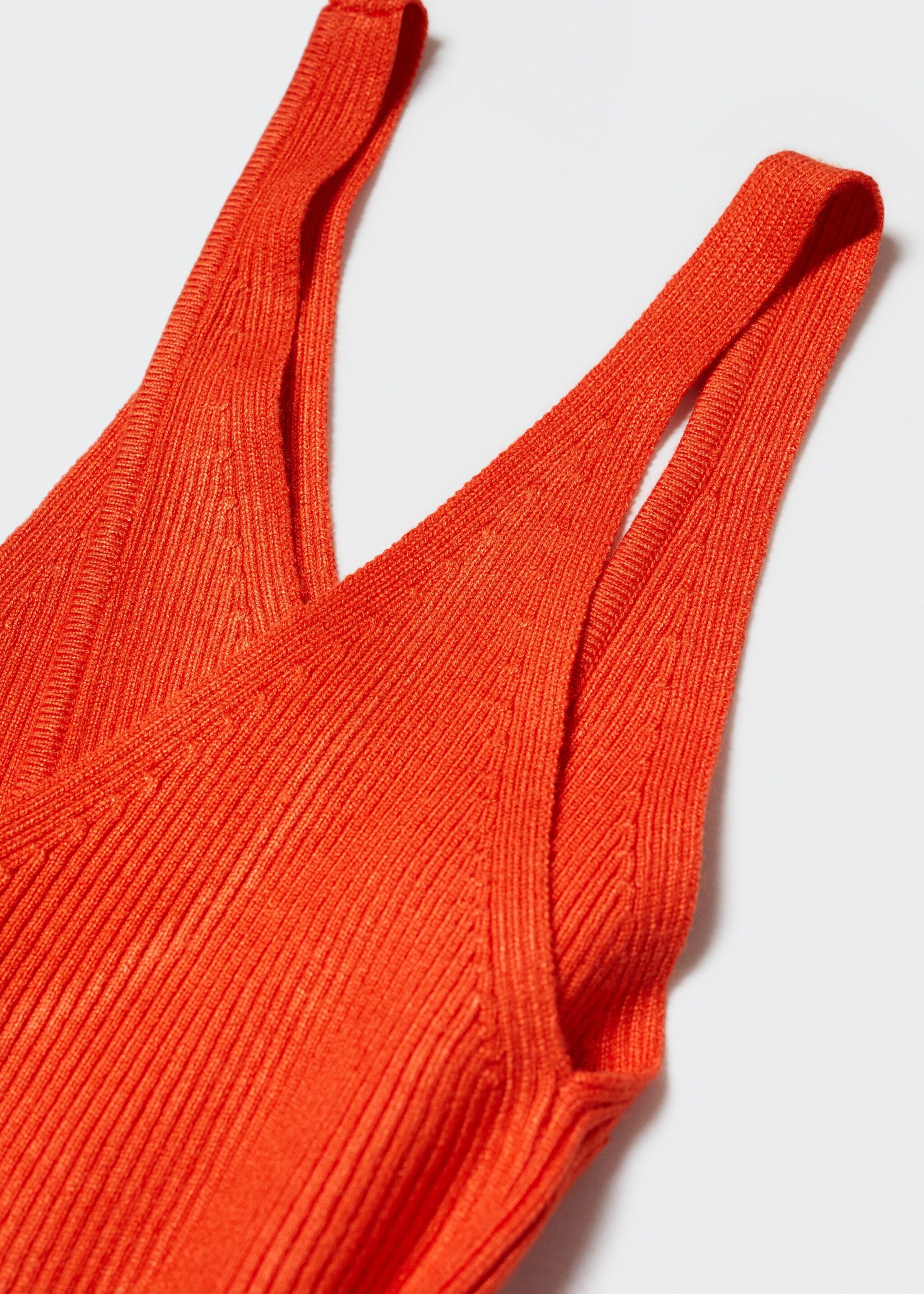 V-neck knitted top - Details of the article 8, Coral Red. Ref: 57010252-00.