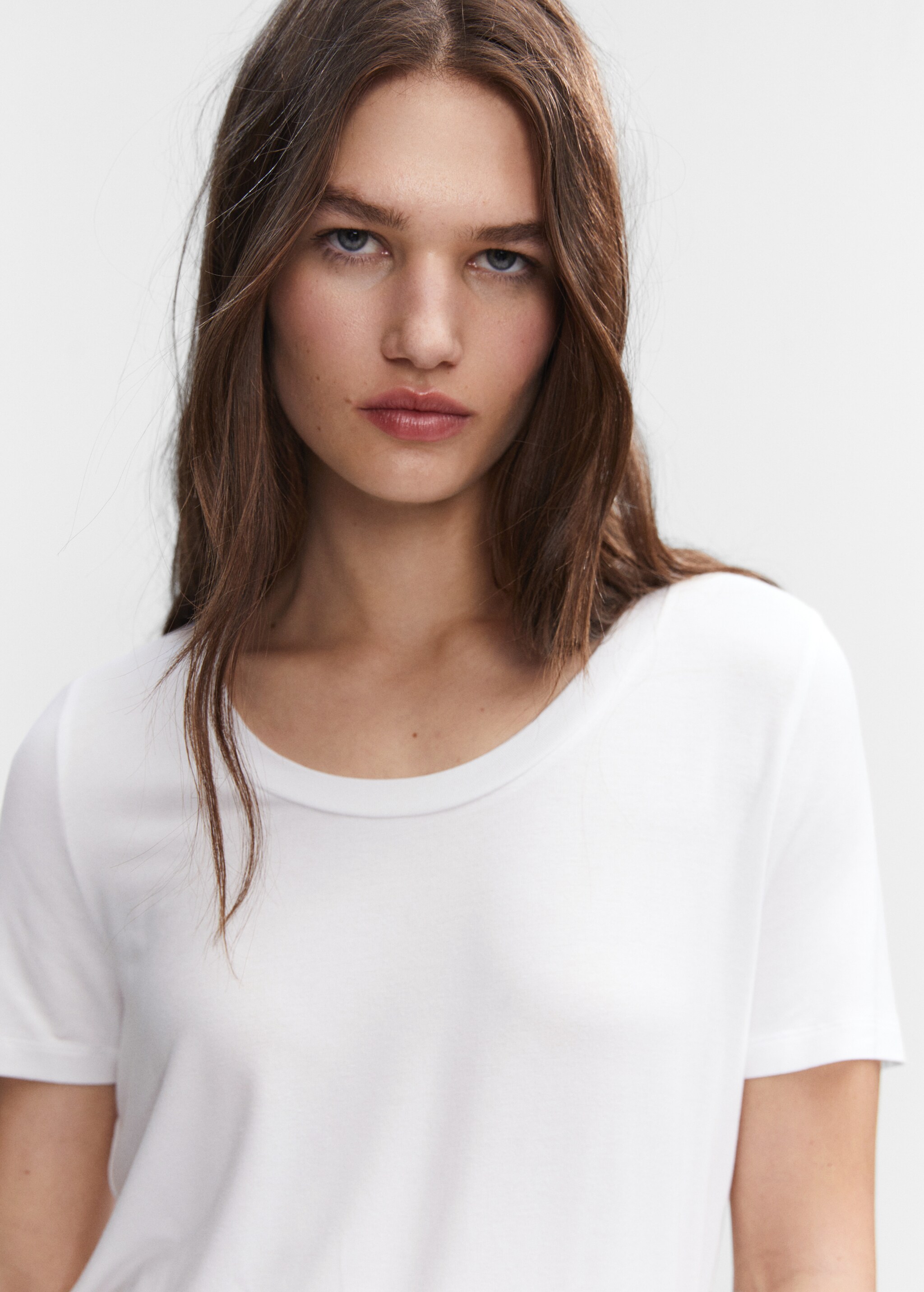 Low neck t-shirt - Details of the article 1