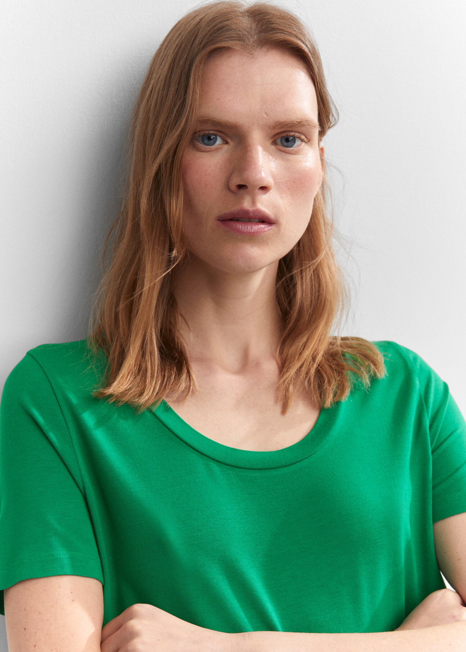 Low neck t-shirt - Details of the article 1