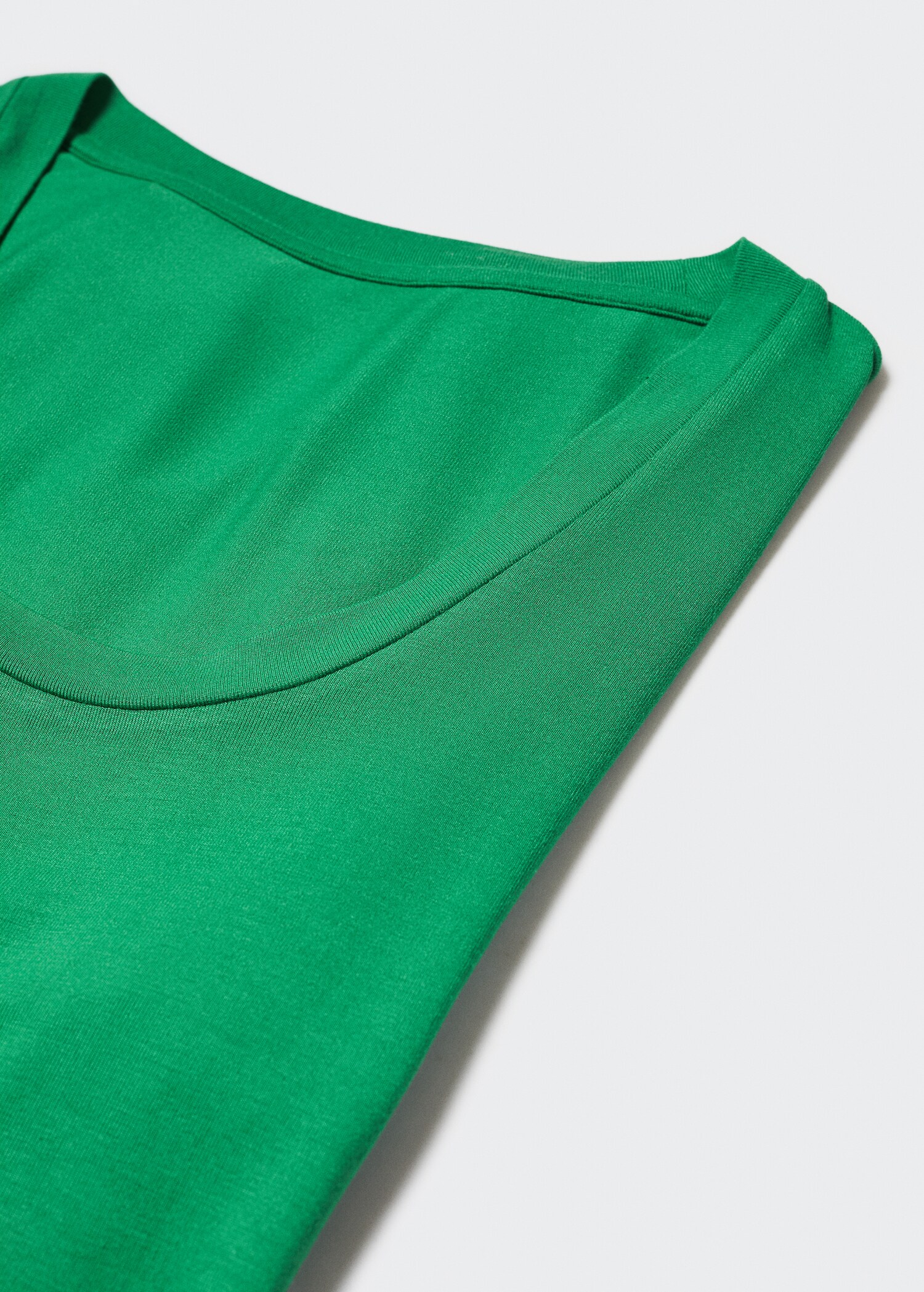 Low neck t-shirt - Details of the article 8