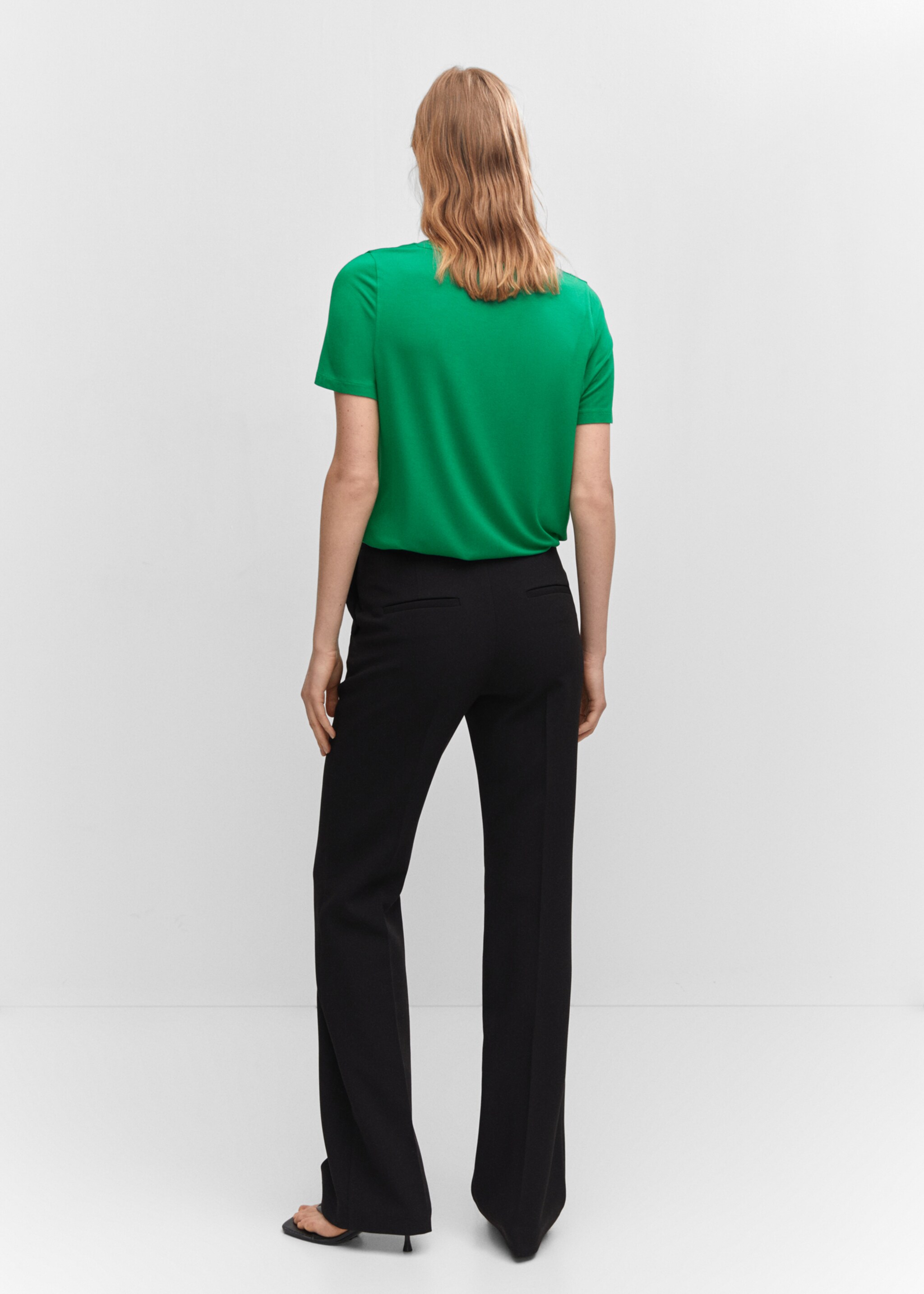 Low neck t-shirt - Reverse of the article