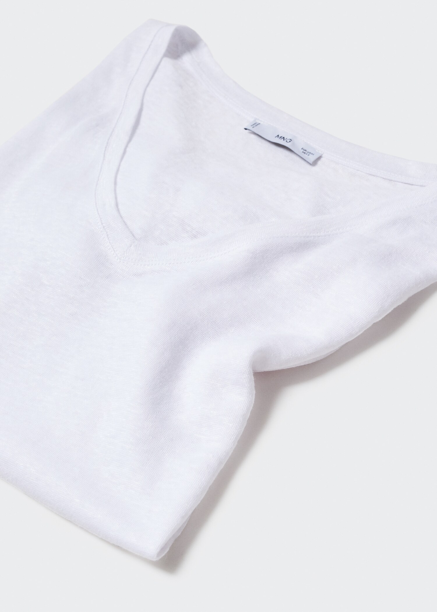 V-neck linen t-shirt - Details of the article 8