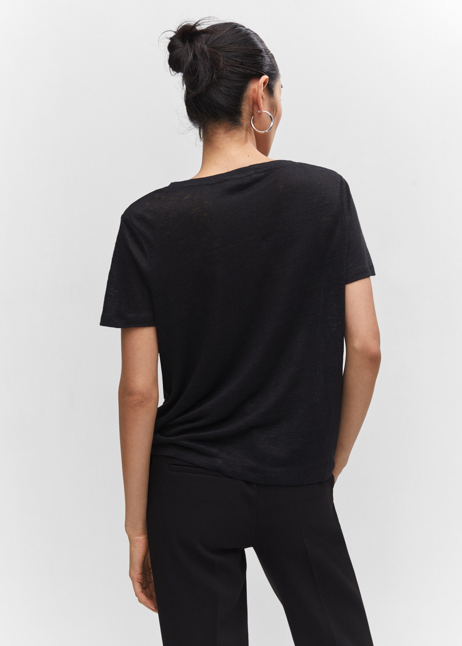 V-neck linen t-shirt - Reverse of the article