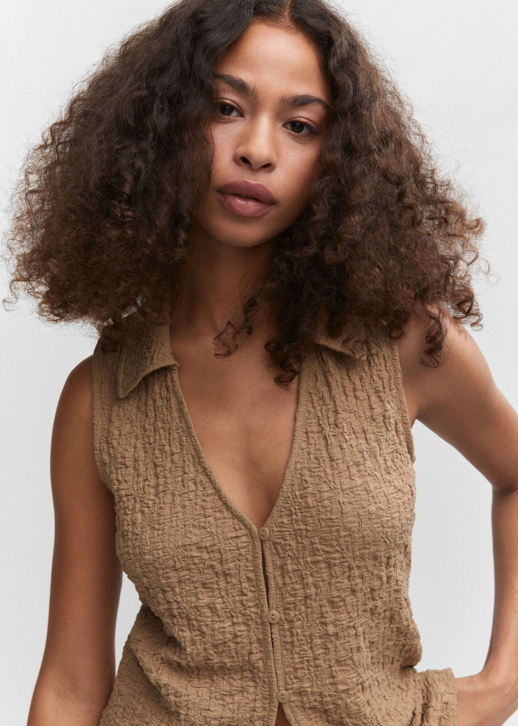 Textured polo neck gilet - Details of the article 1, Medium Brown. Ref: 57010277-00.