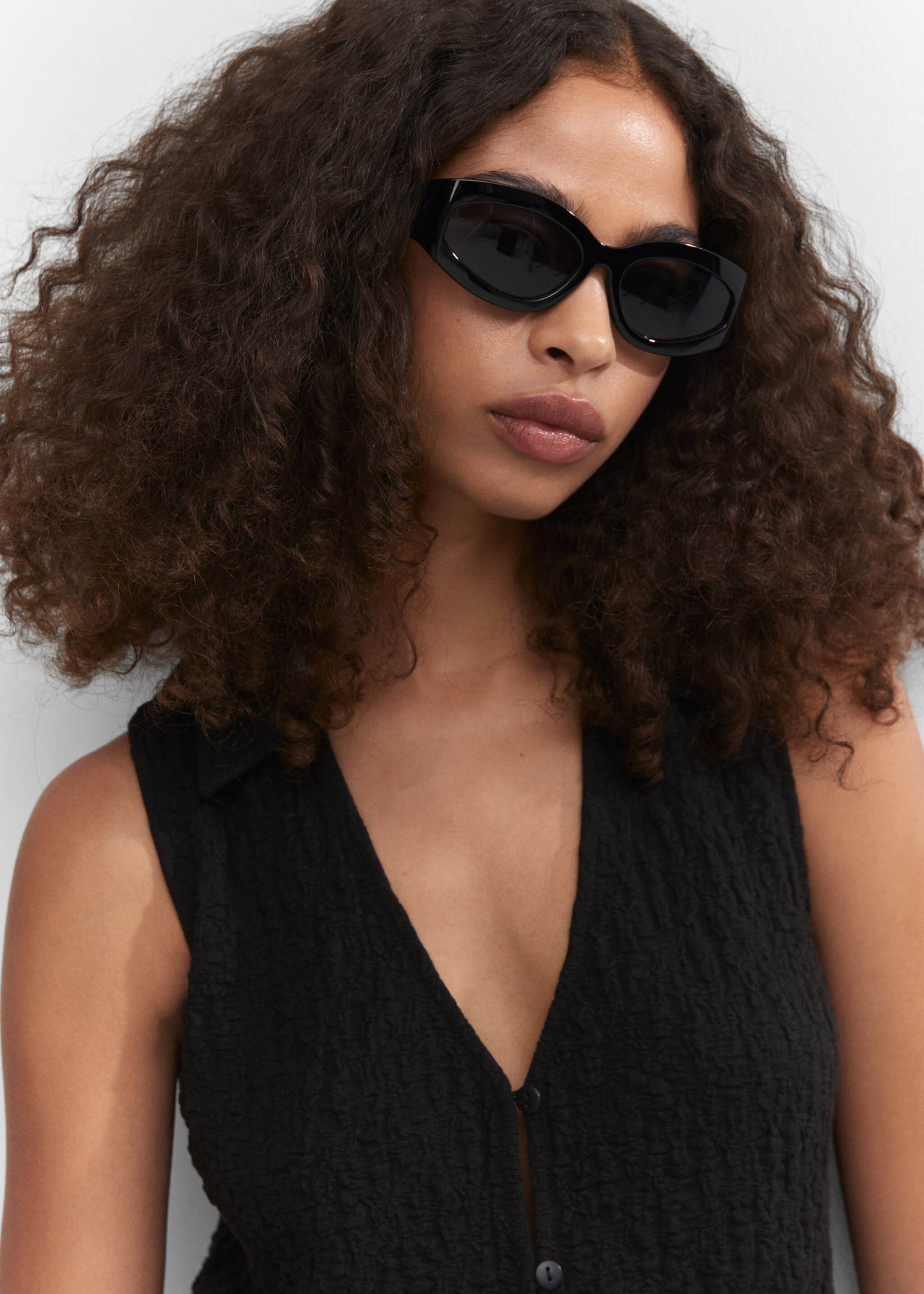 Textured polo neck gilet - Details of the article 1, Black. Ref: 57010277-00.