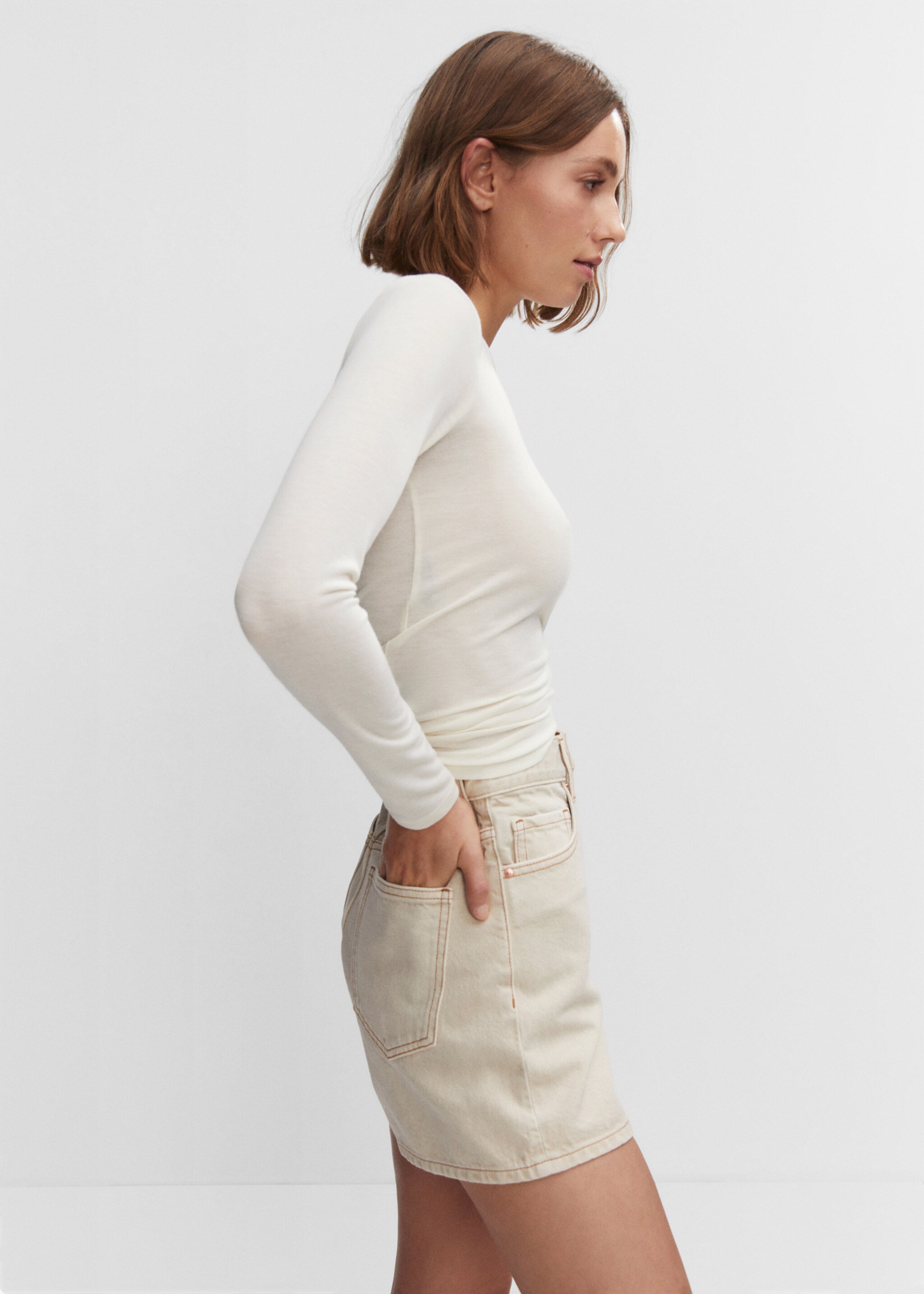 High-rise denim shorts - Details of the article 2, Sand. Ref: 57010292-00.