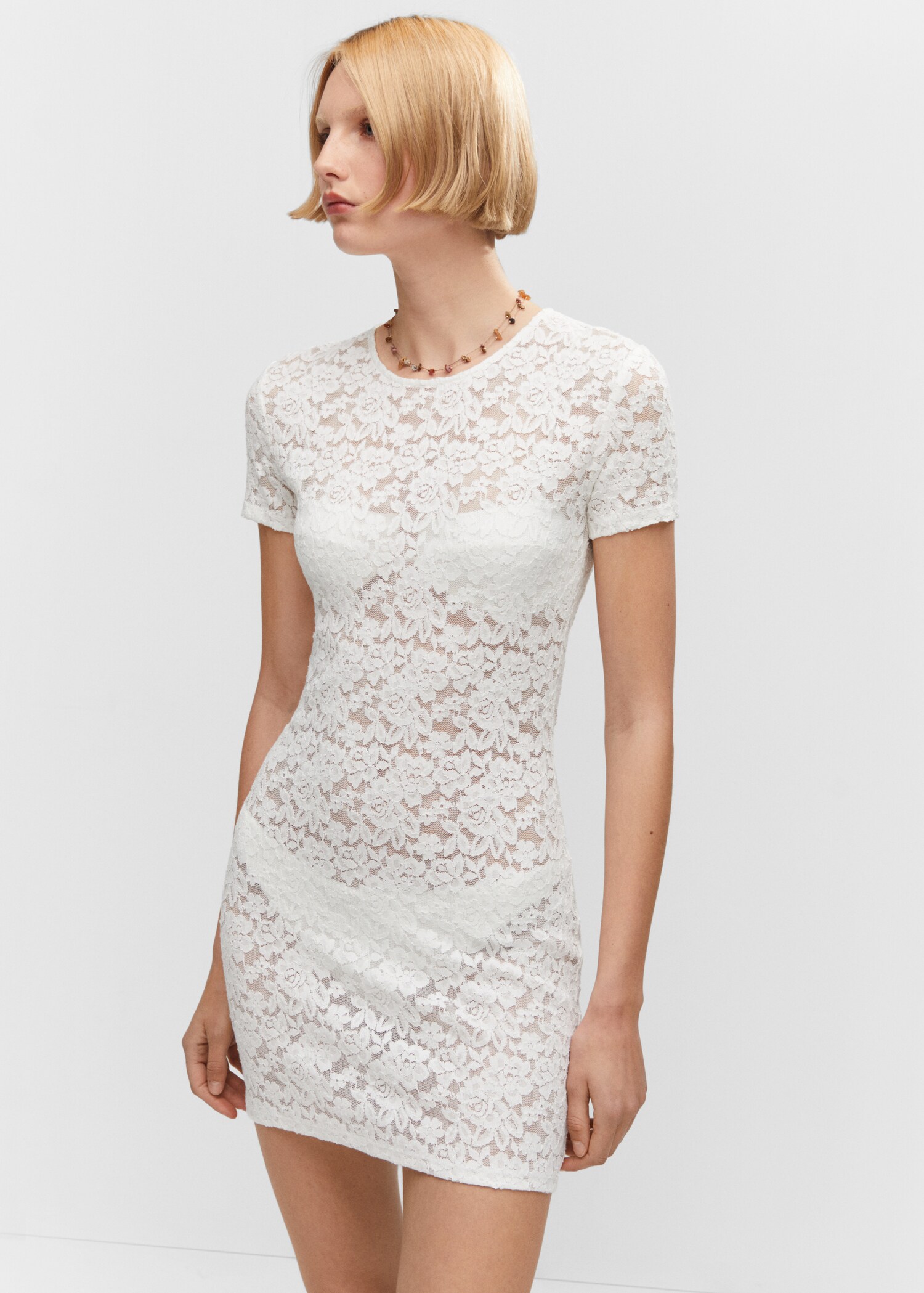 Vestido corto guipur - Plano medio