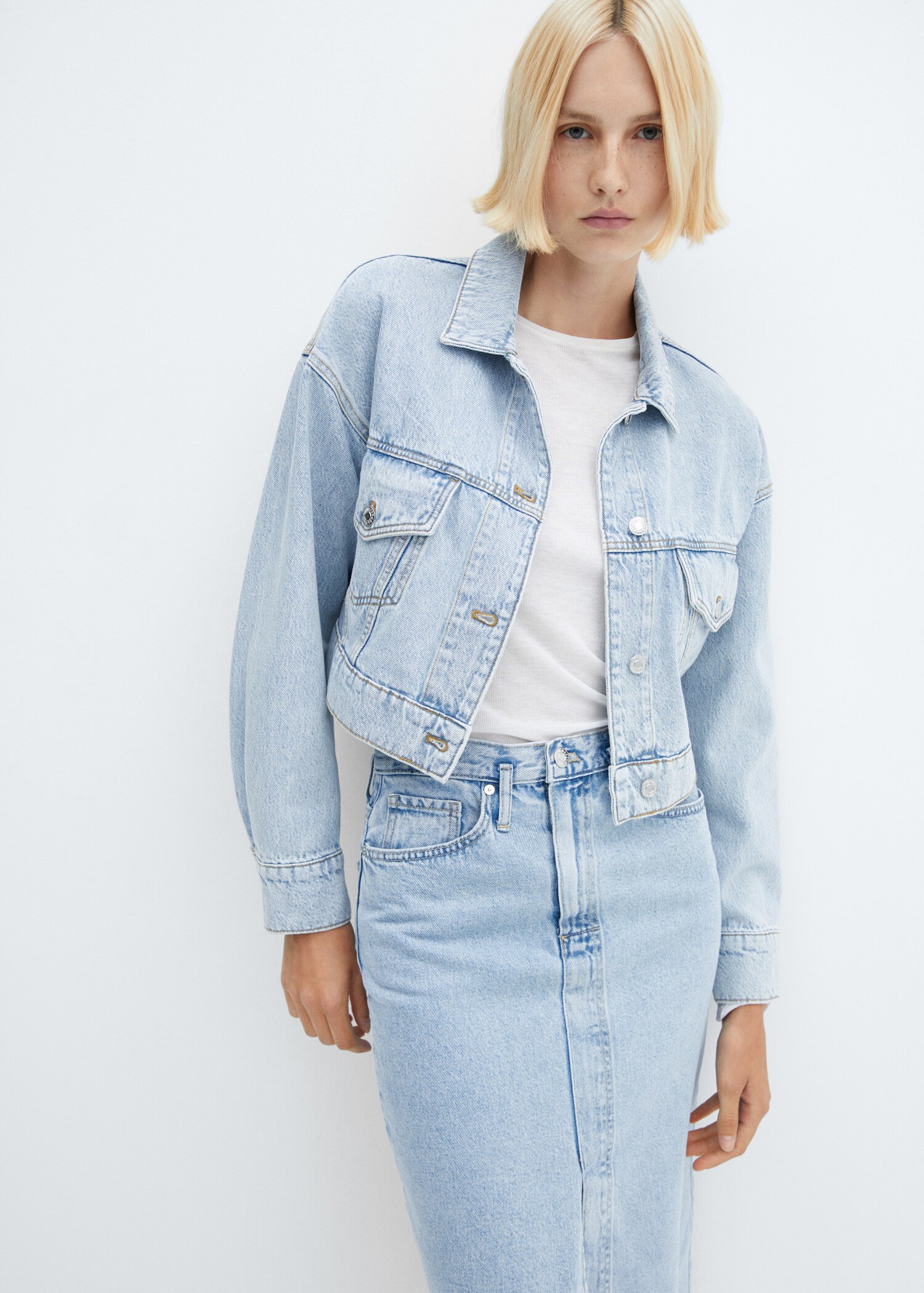 Blouson jean crop  - Plan moyen