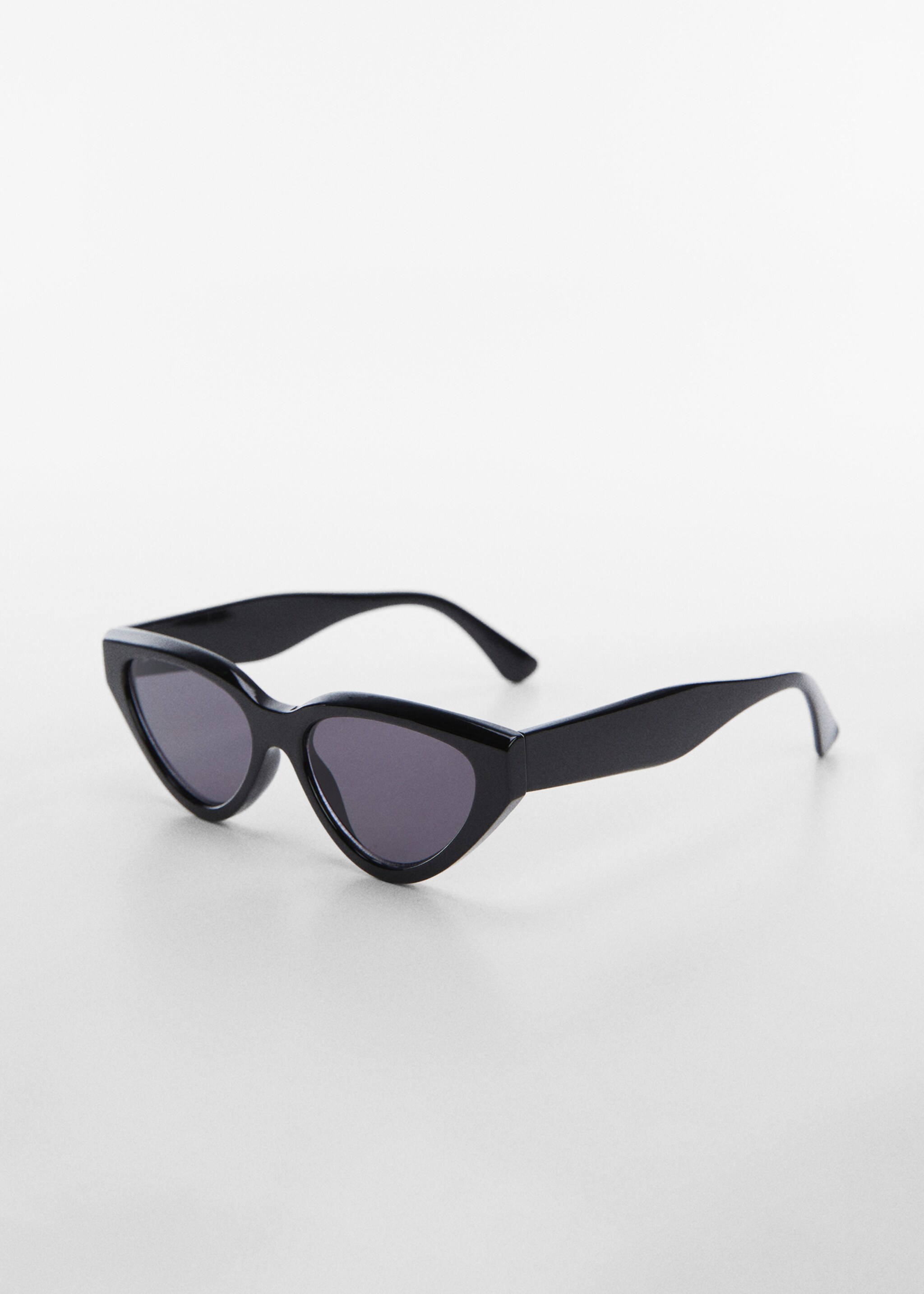 Lunettes de soleil cat-eye - Plan moyen