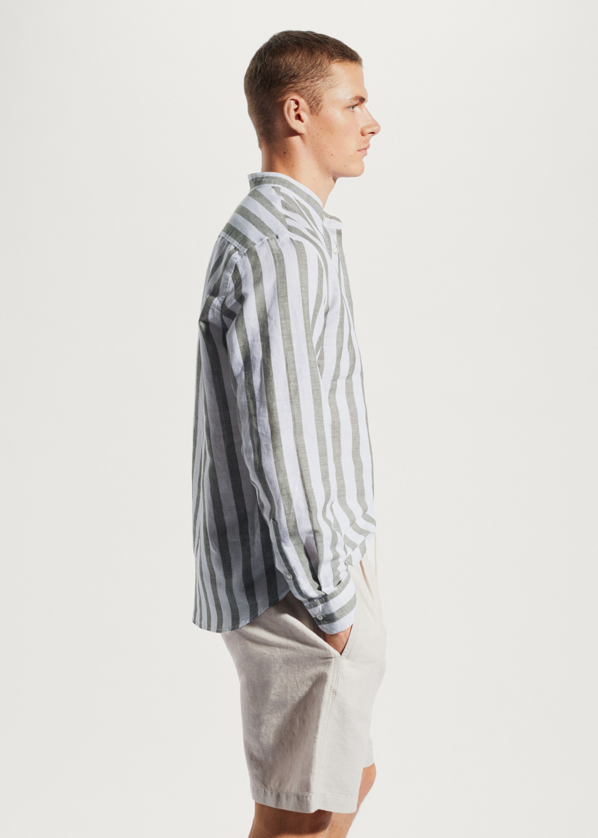 Camisa de linho regular fit às riscas - Pormenor do artigo 2