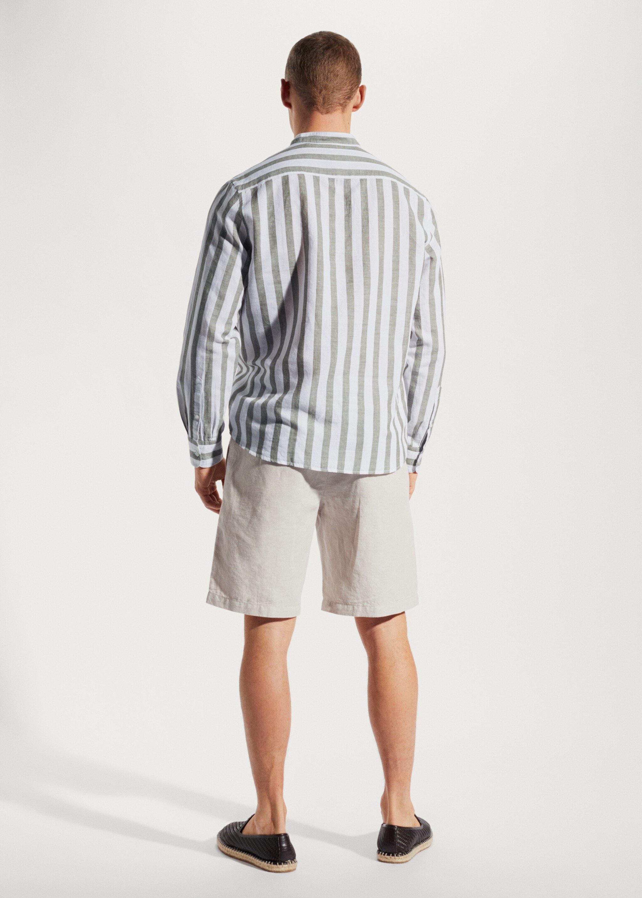 Camisa de linho regular fit às riscas - Verso do artigo