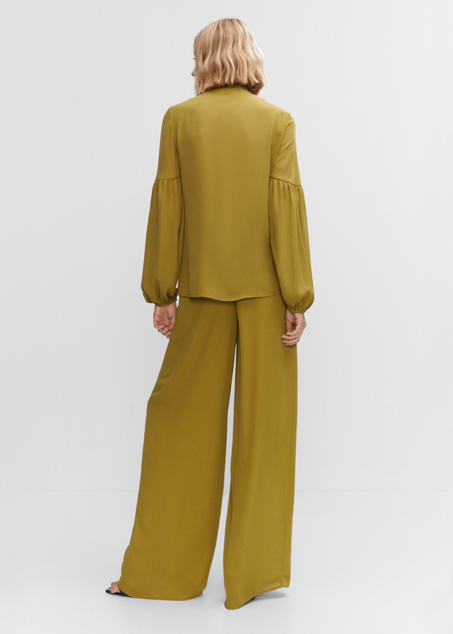 Blouse with puffed sleeves and bow - Reverse of the article