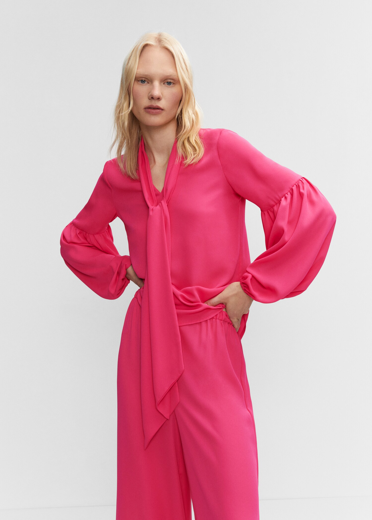 Blouse with puffed sleeves and bow - Medium plane
