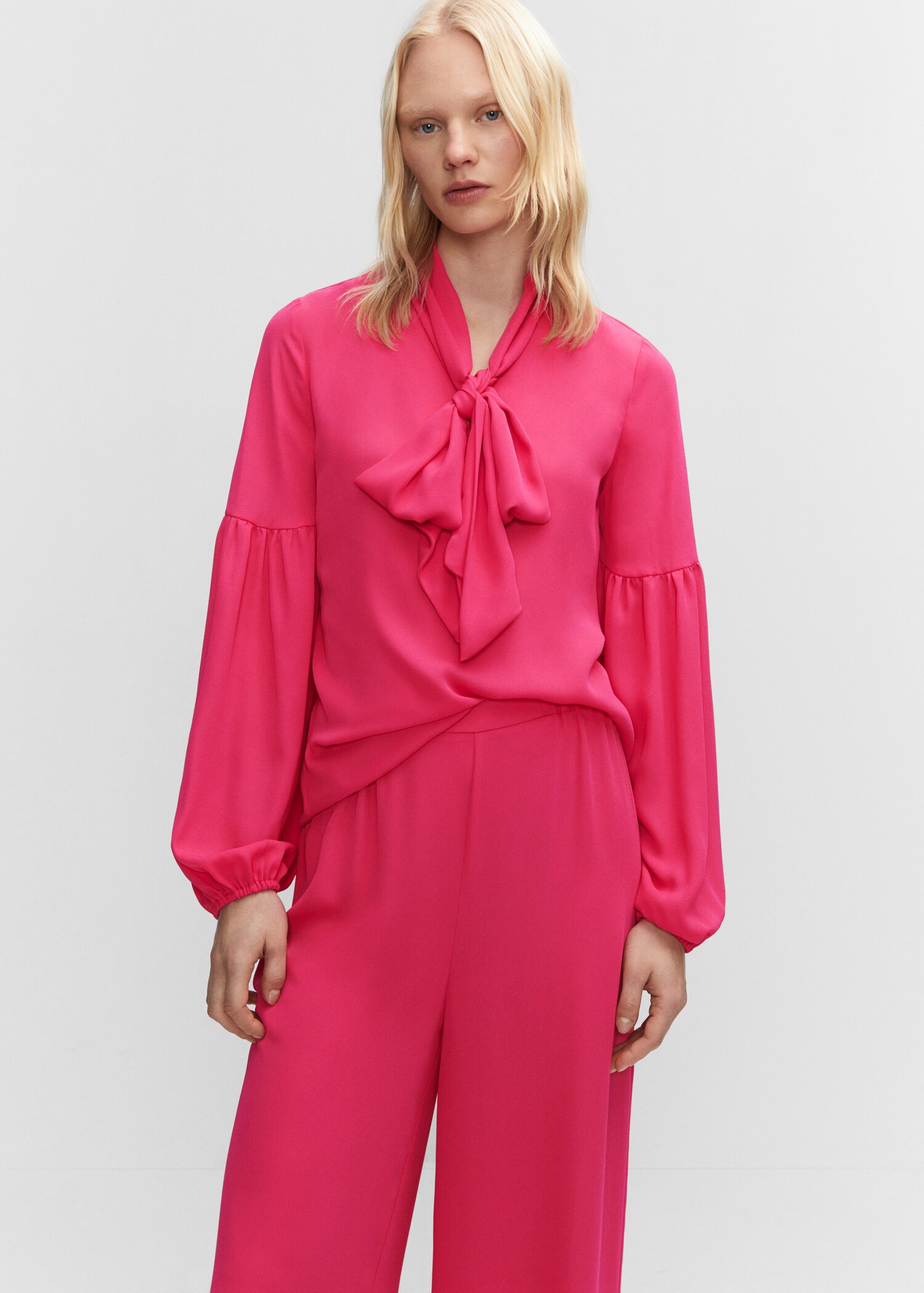 Blouse with puffed sleeves and bow - Details of the article 2