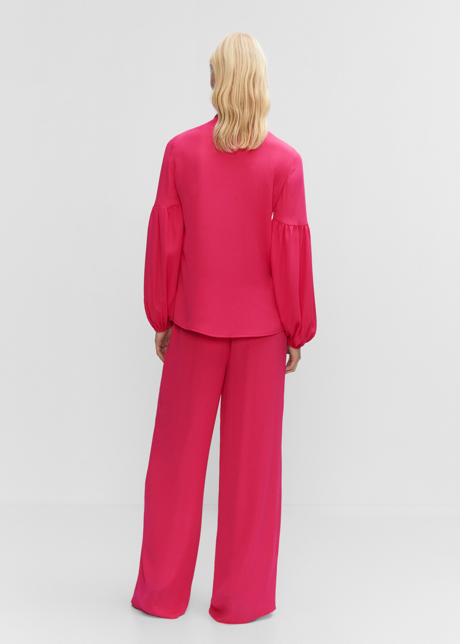 Blouse with puffed sleeves and bow - Reverse of the article