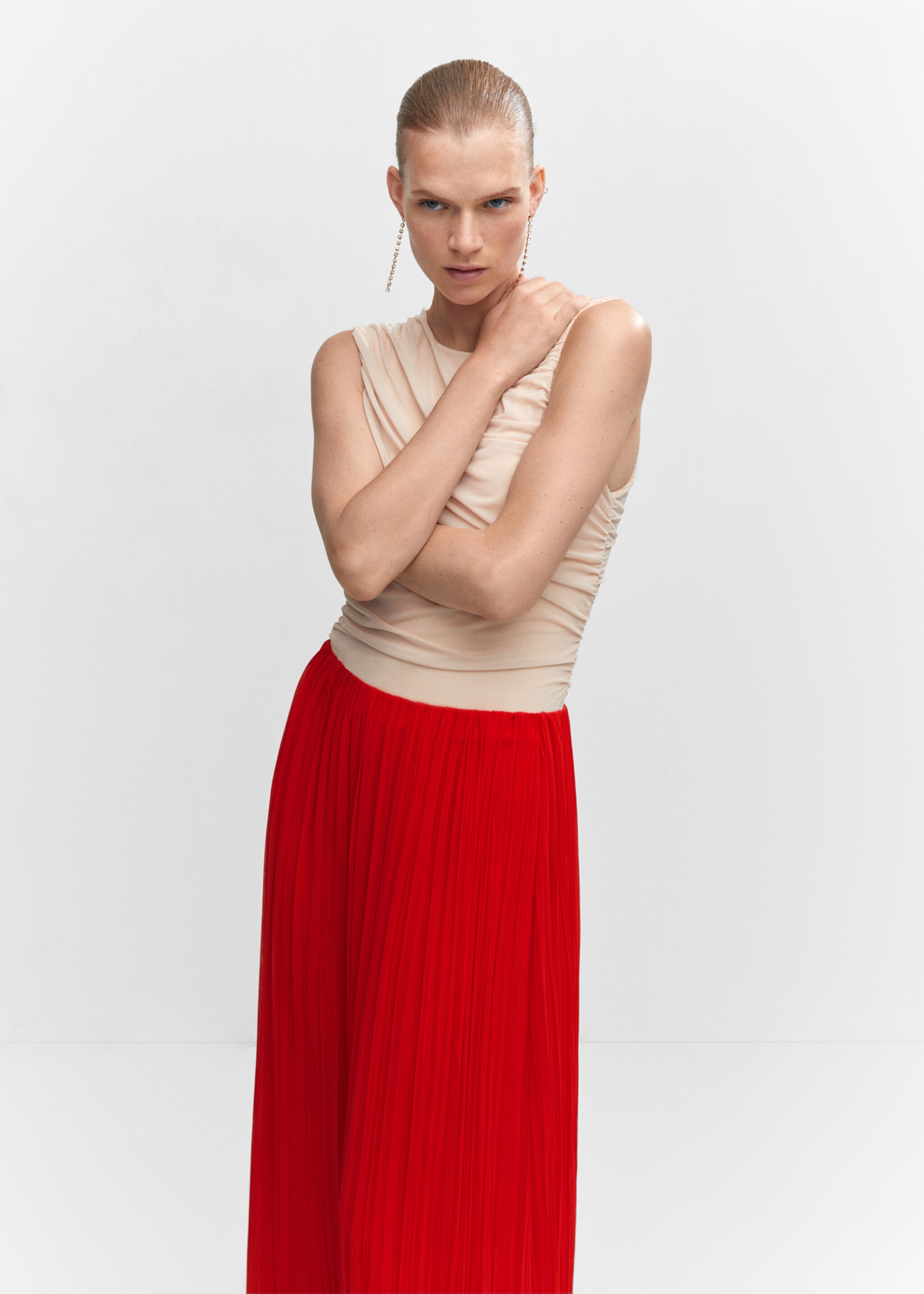 Pleated long skirt - Details of the article 1, Red. Ref: 57010728-00.