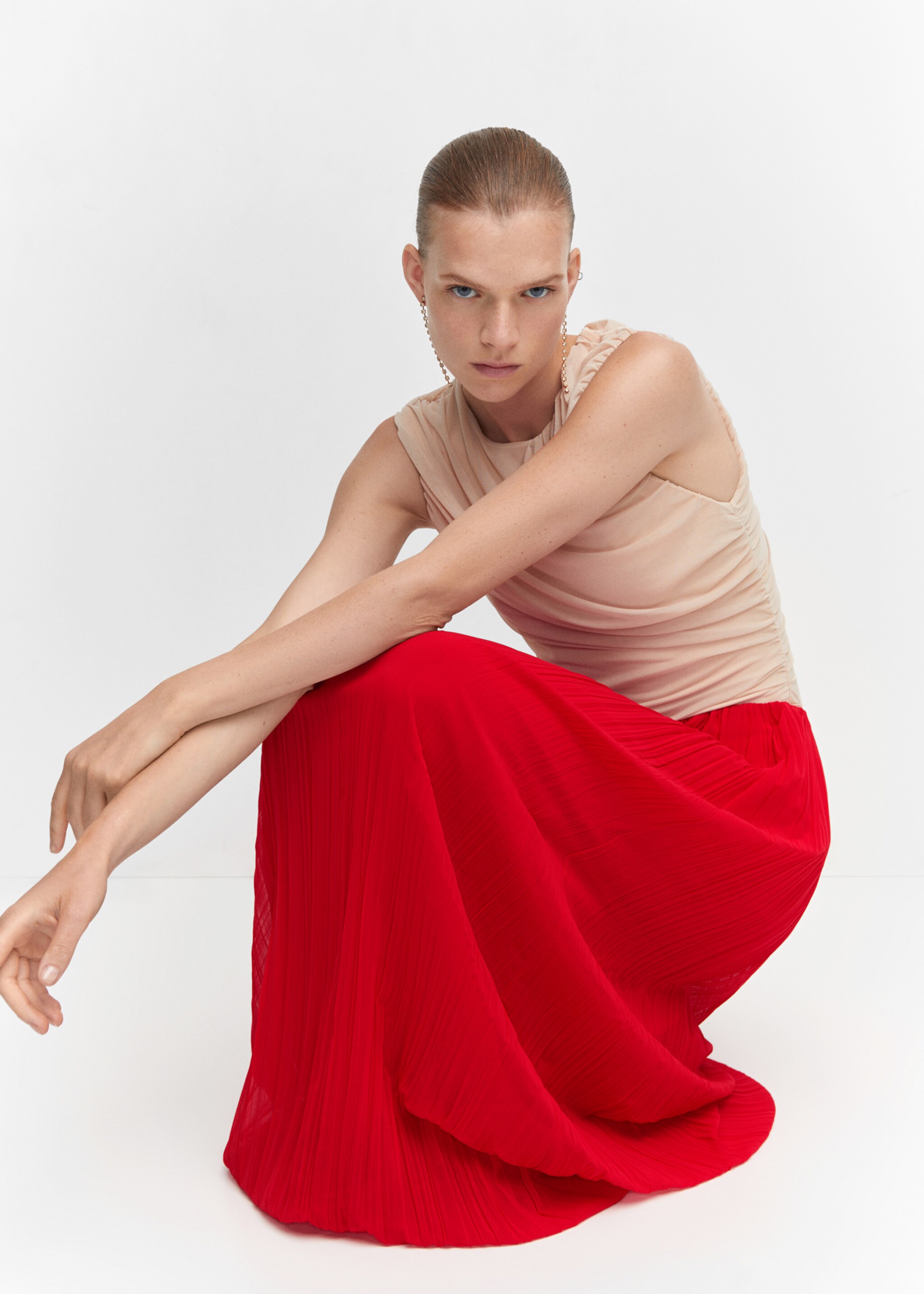 Pleated long skirt - Details of the article 2, Red. Ref: 57010728-00.