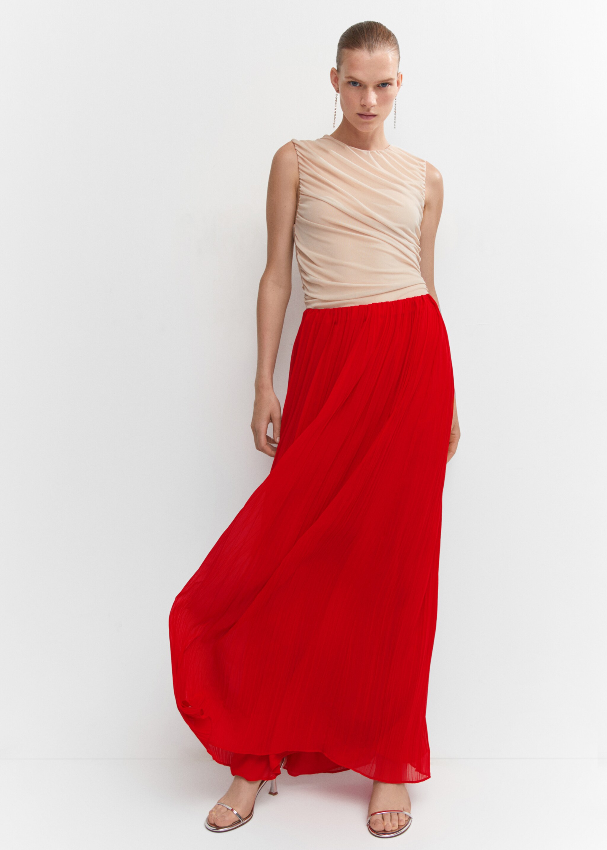Pleated long skirt - Details of the article 4, Red. Ref: 57010728-00.