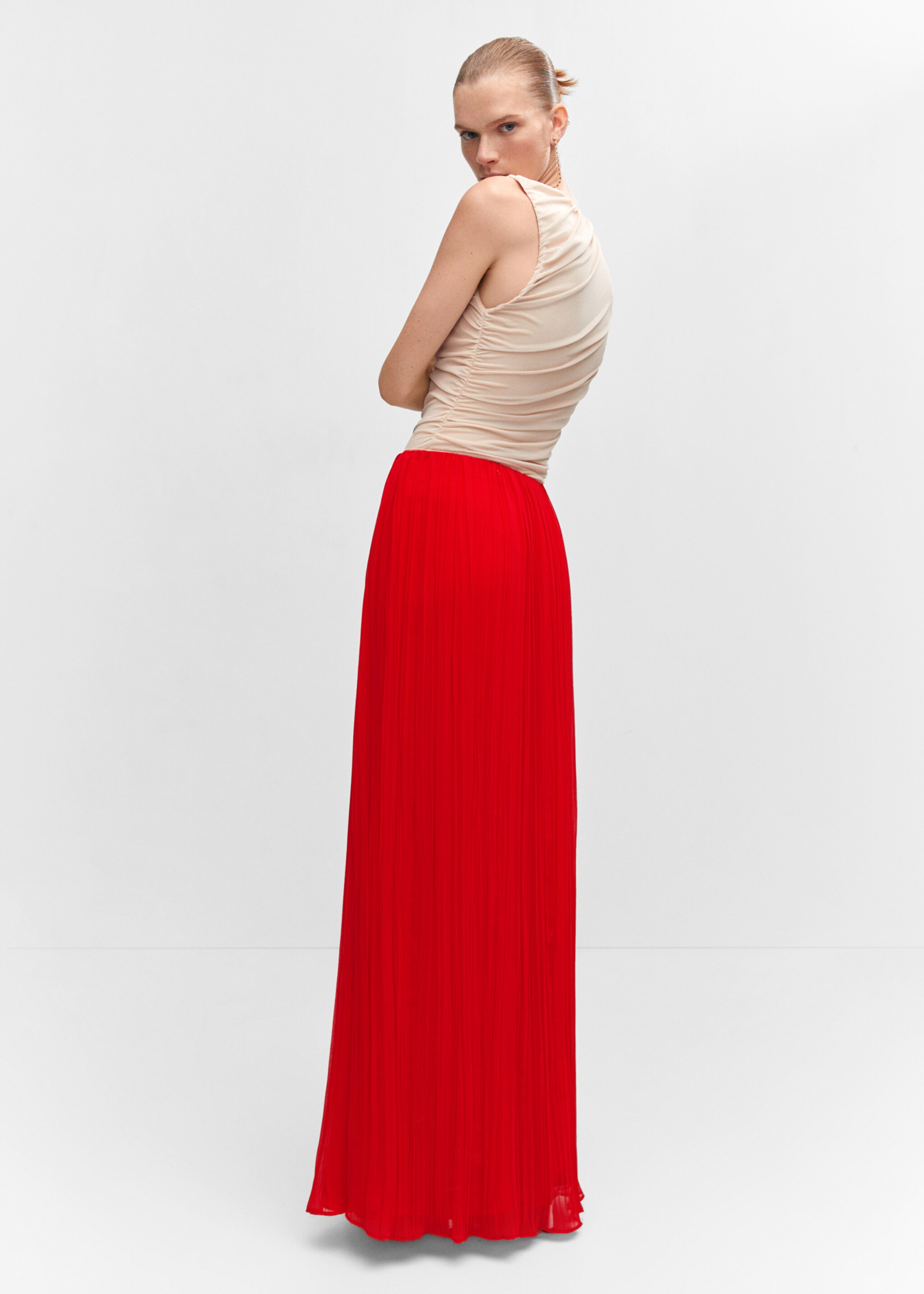 Pleated long skirt - Reverse of the article, Red. Ref: 57010728-00.