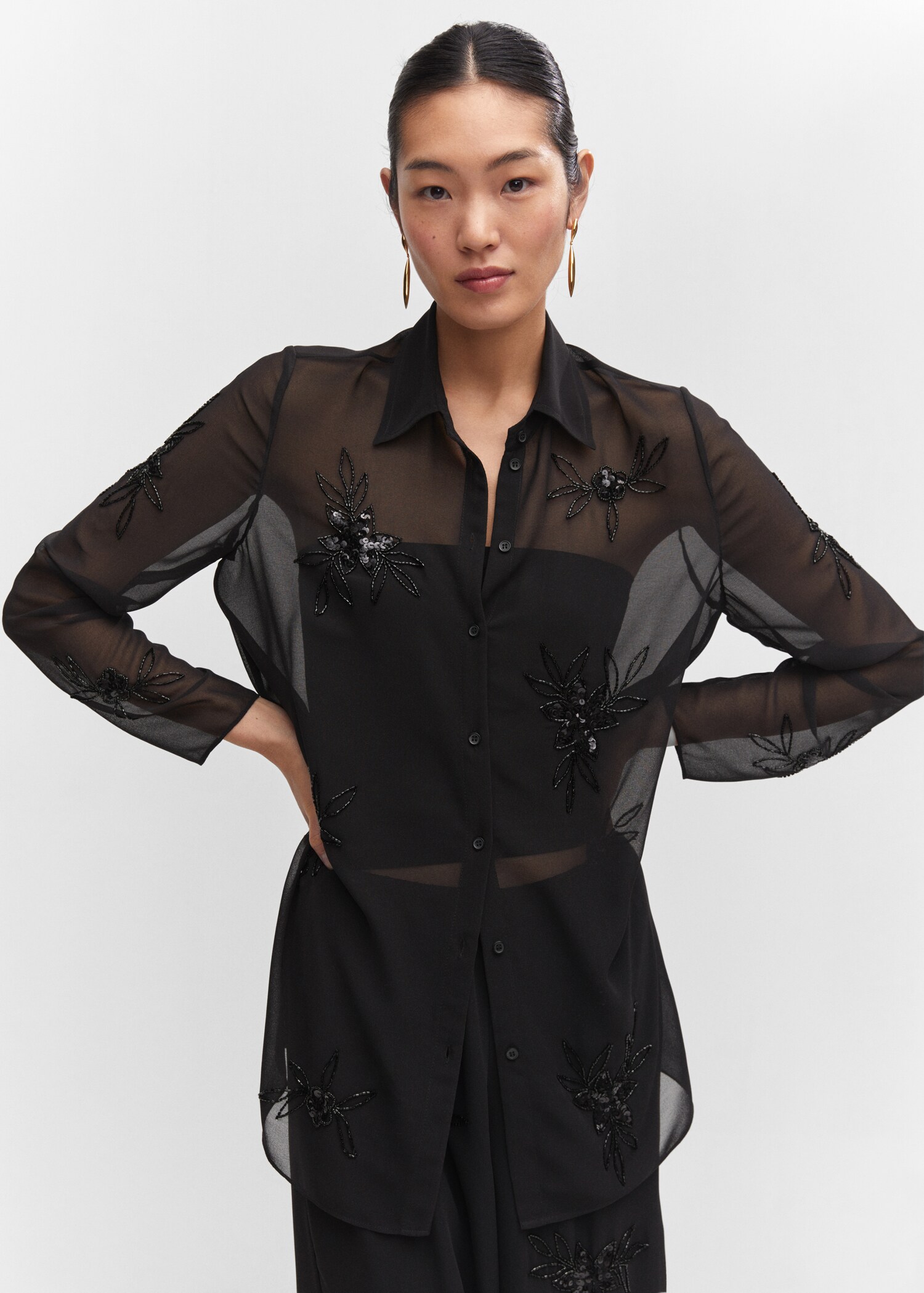 Chemise détails perlés - Plan moyen