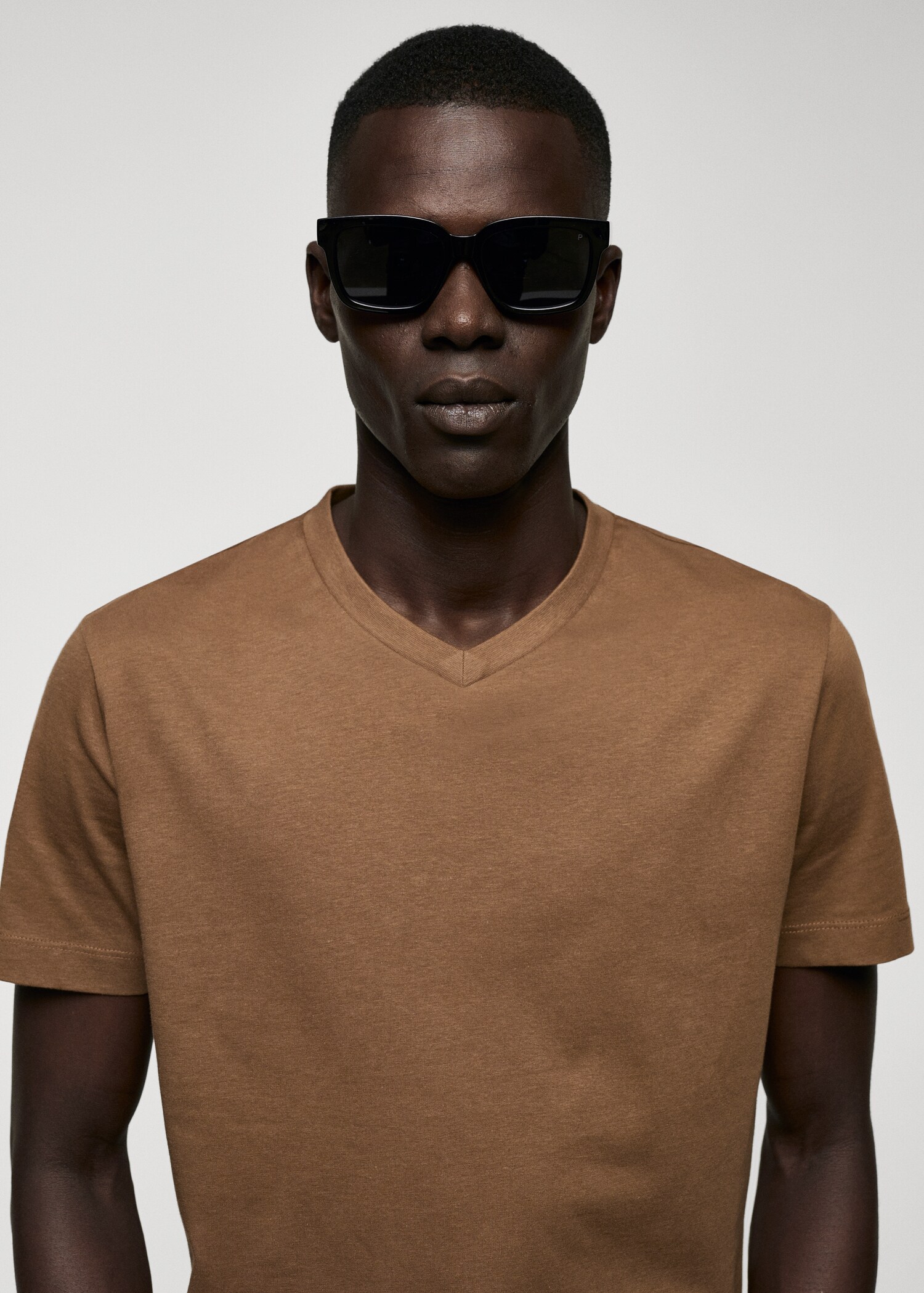 Camiseta básica algodón cuello pico - Detalle del artículo 1
