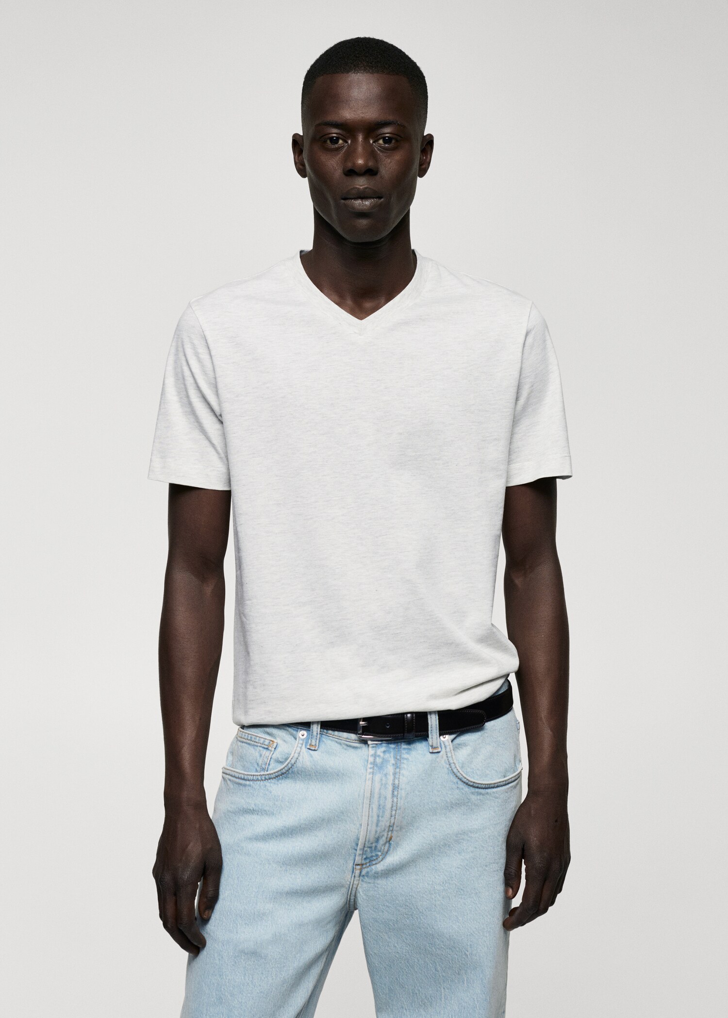 Camiseta básica algodón cuello pico - Plano medio