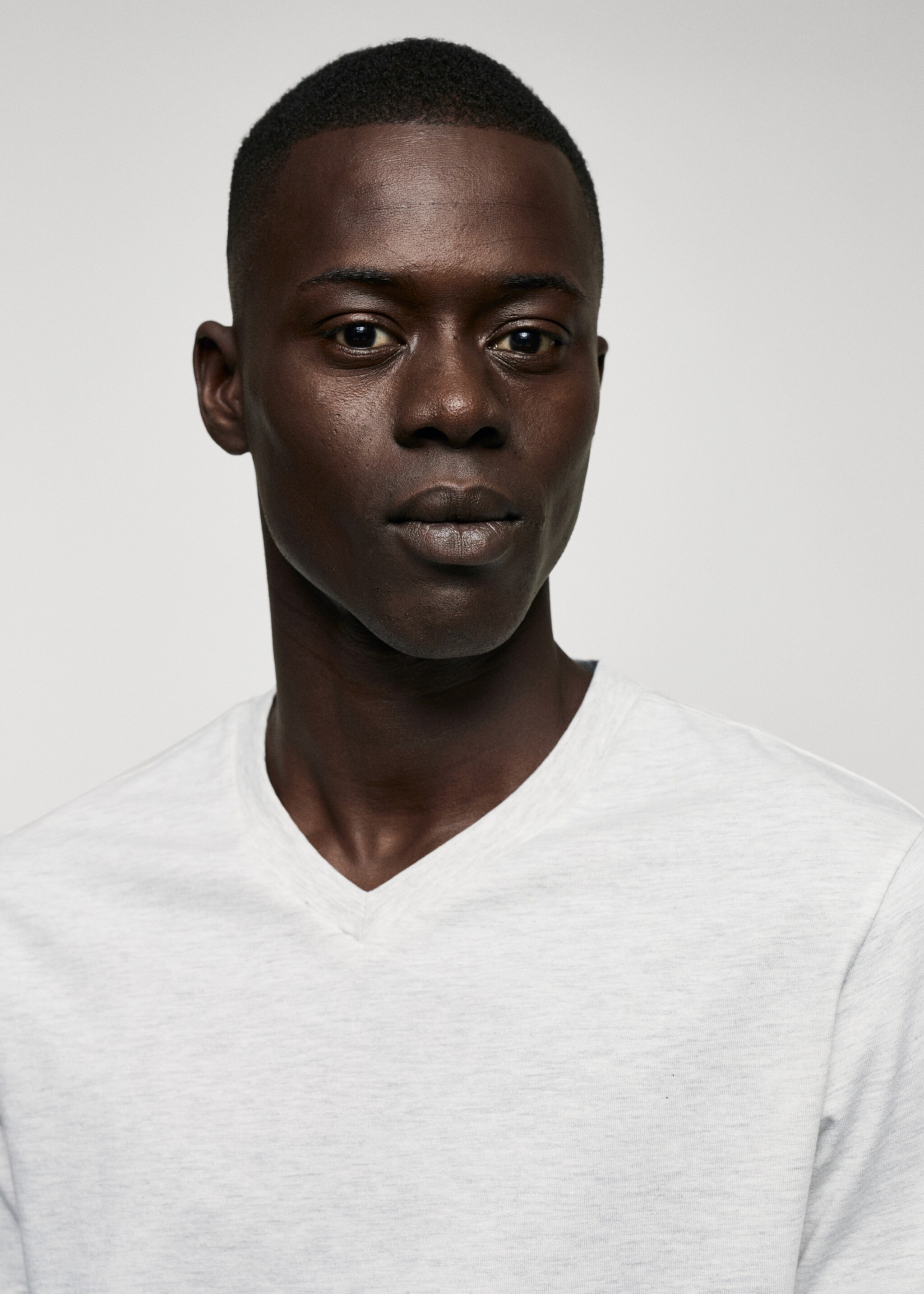 Bavlněné tričko basic s výstřihem do V - Detail zboží 1, Světle/pastelově šedá. Ref: 57010802-00.