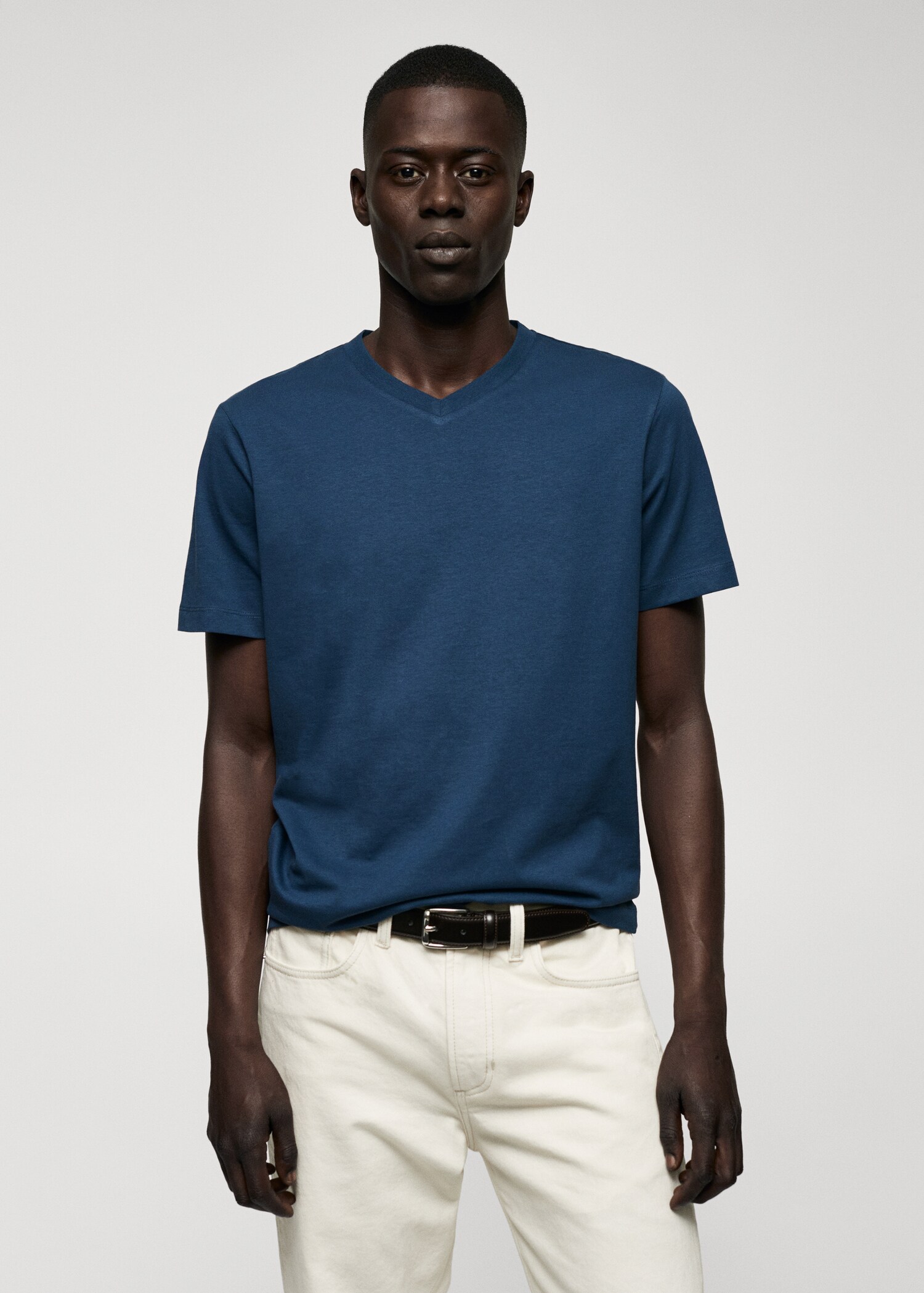 Camiseta básica algodón cuello pico - Plano medio