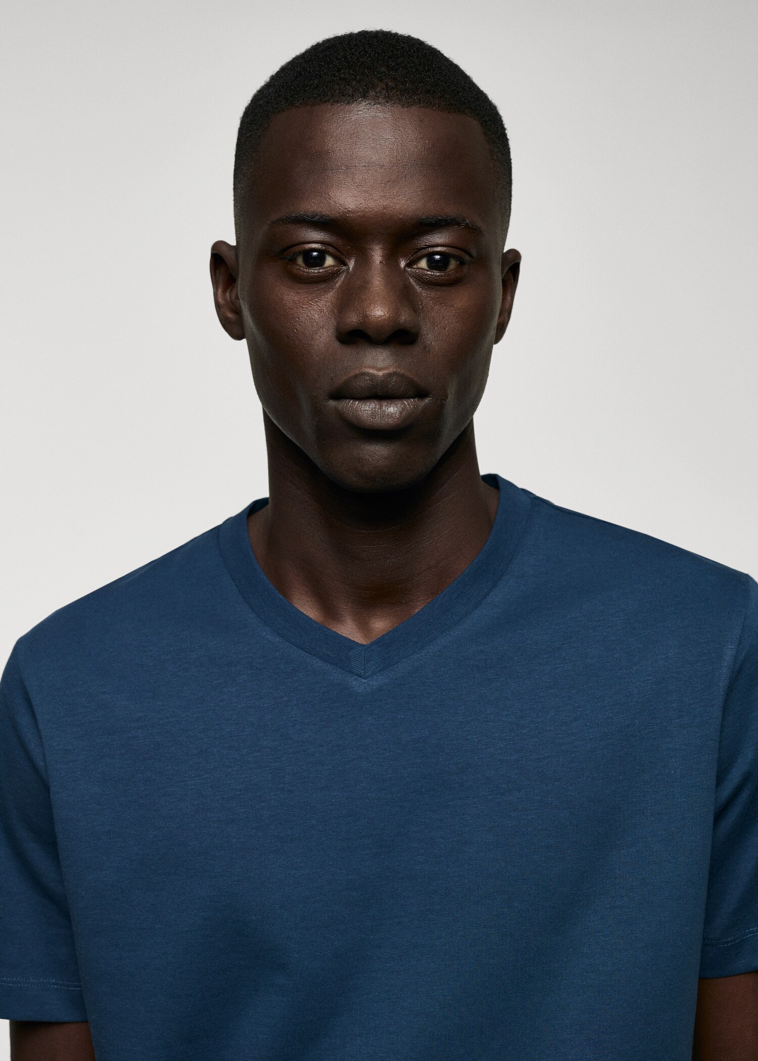 Camiseta básica algodón cuello pico - Detalle del artículo 1
