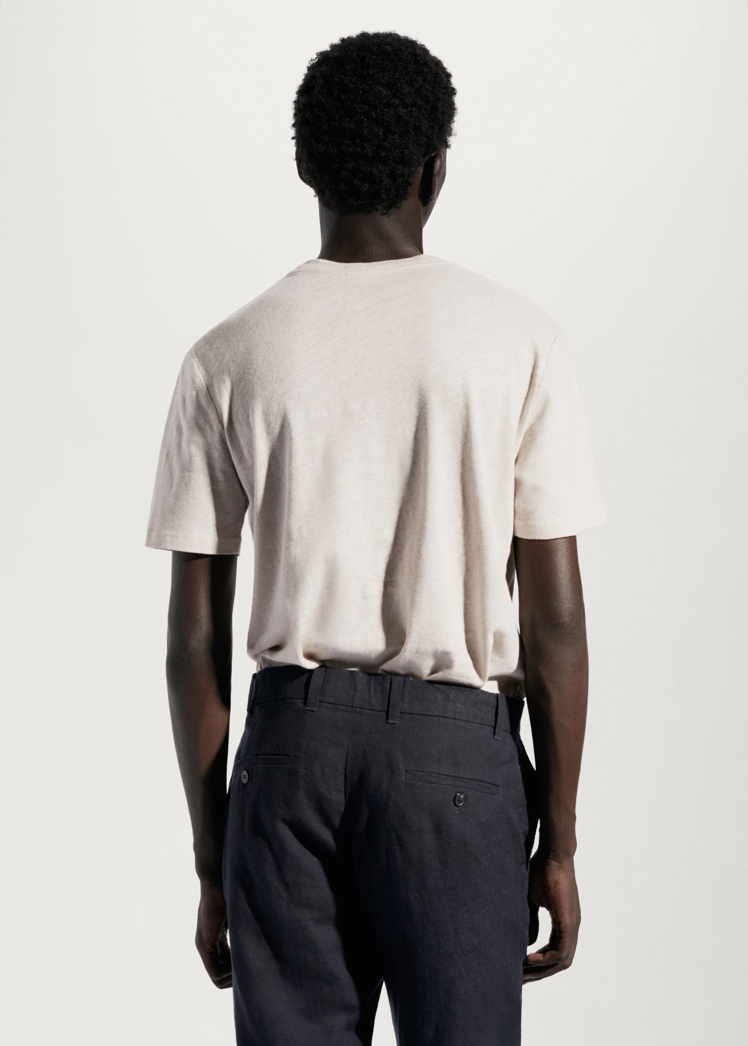 T-Shirt aus Baumwoll-Leinen-Gemisch mit Tasche - Rückseite des Artikels