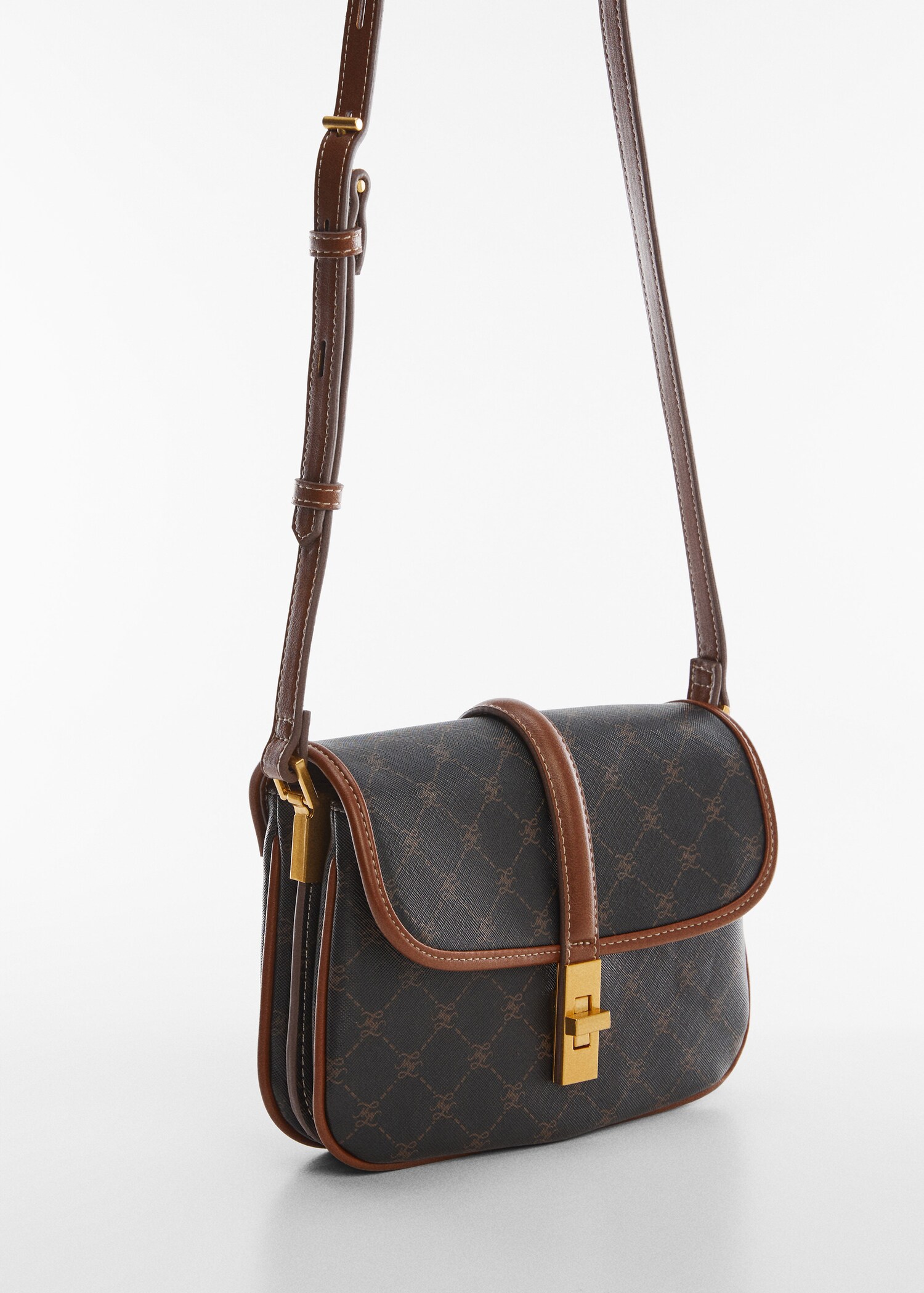 Bolso bandolera estampado logo - Plano medio