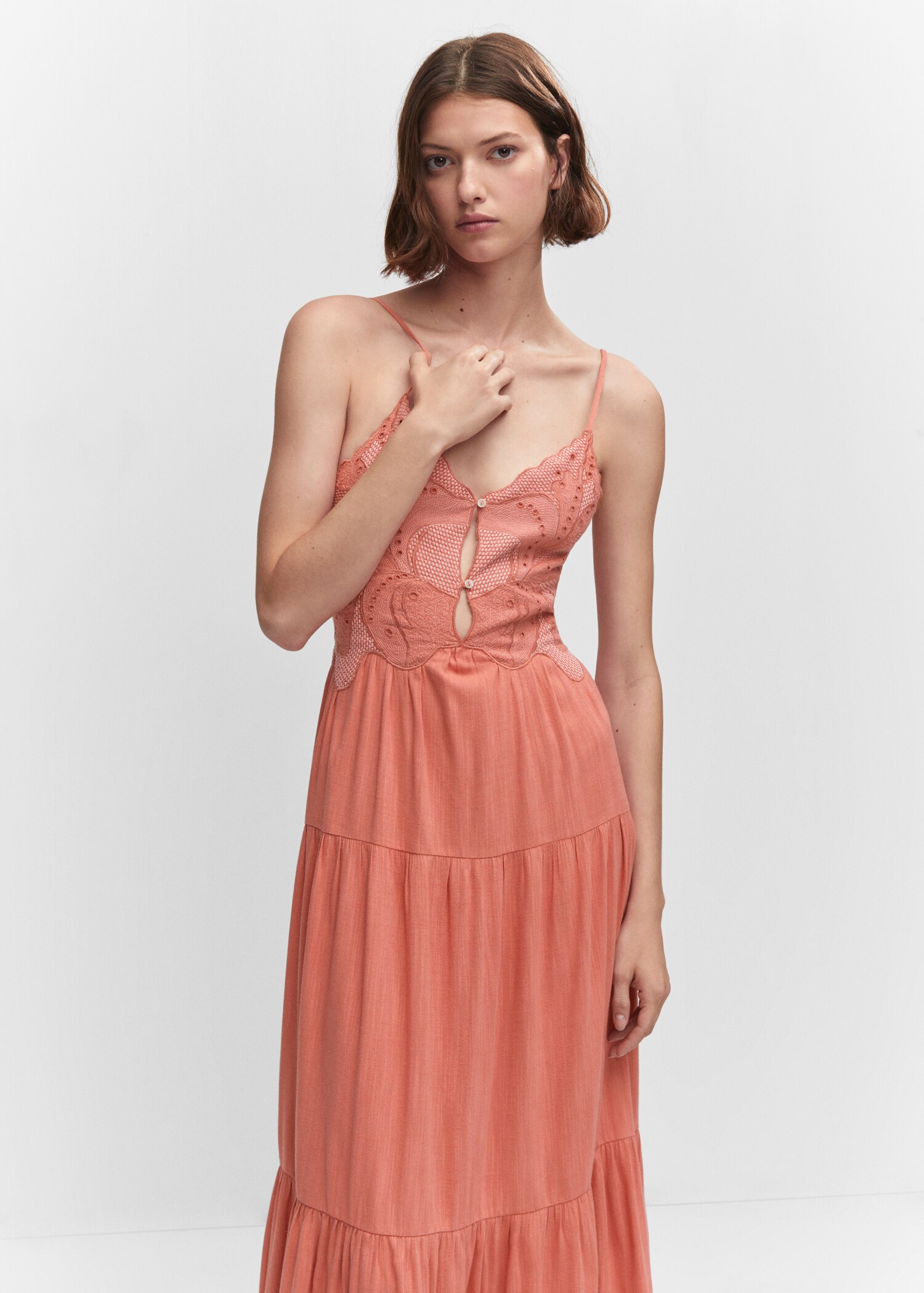 Vestido bordado vuelo - Plano medio