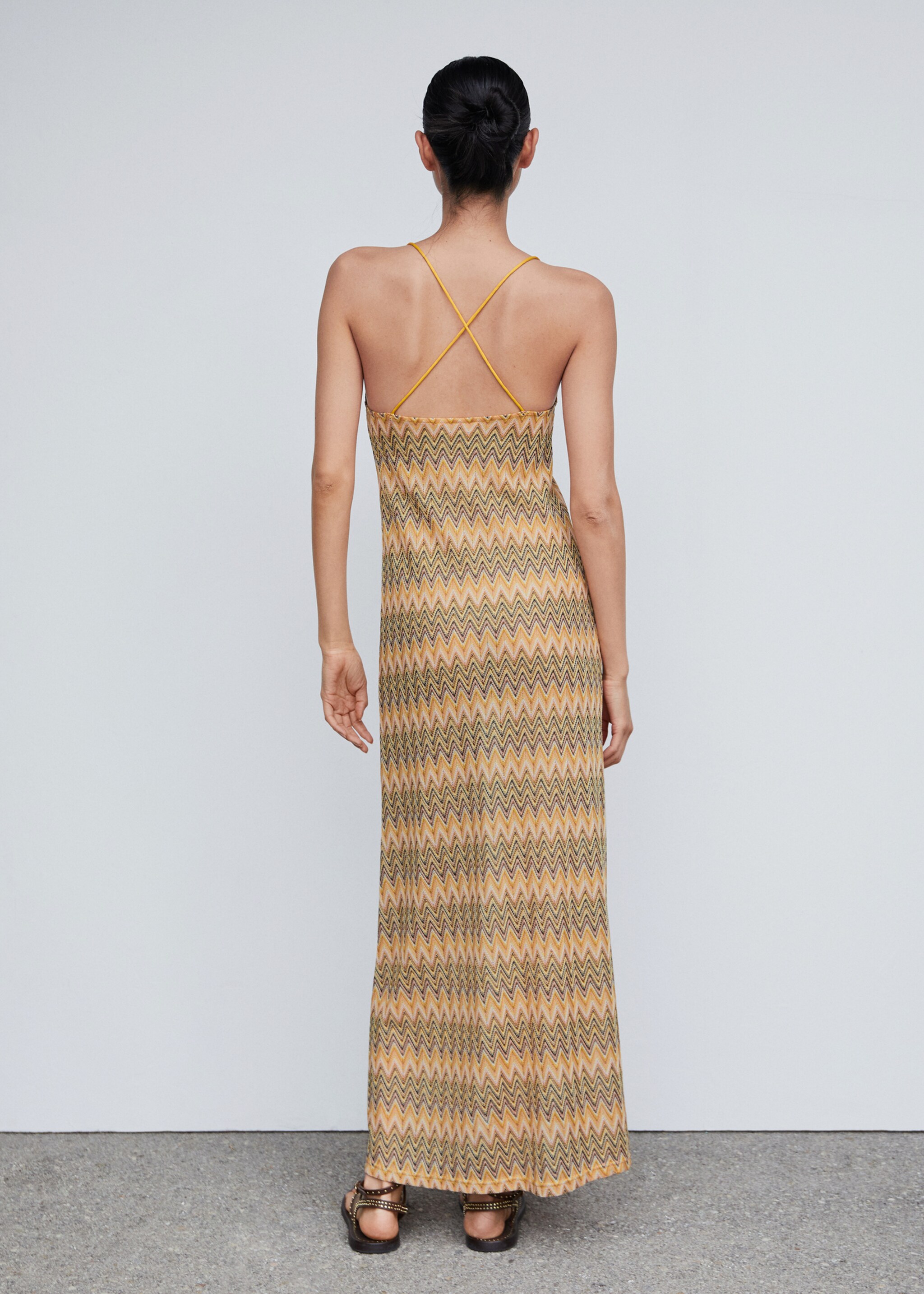 Kleid mit geometrischem Dessin - Rückseite des Artikels