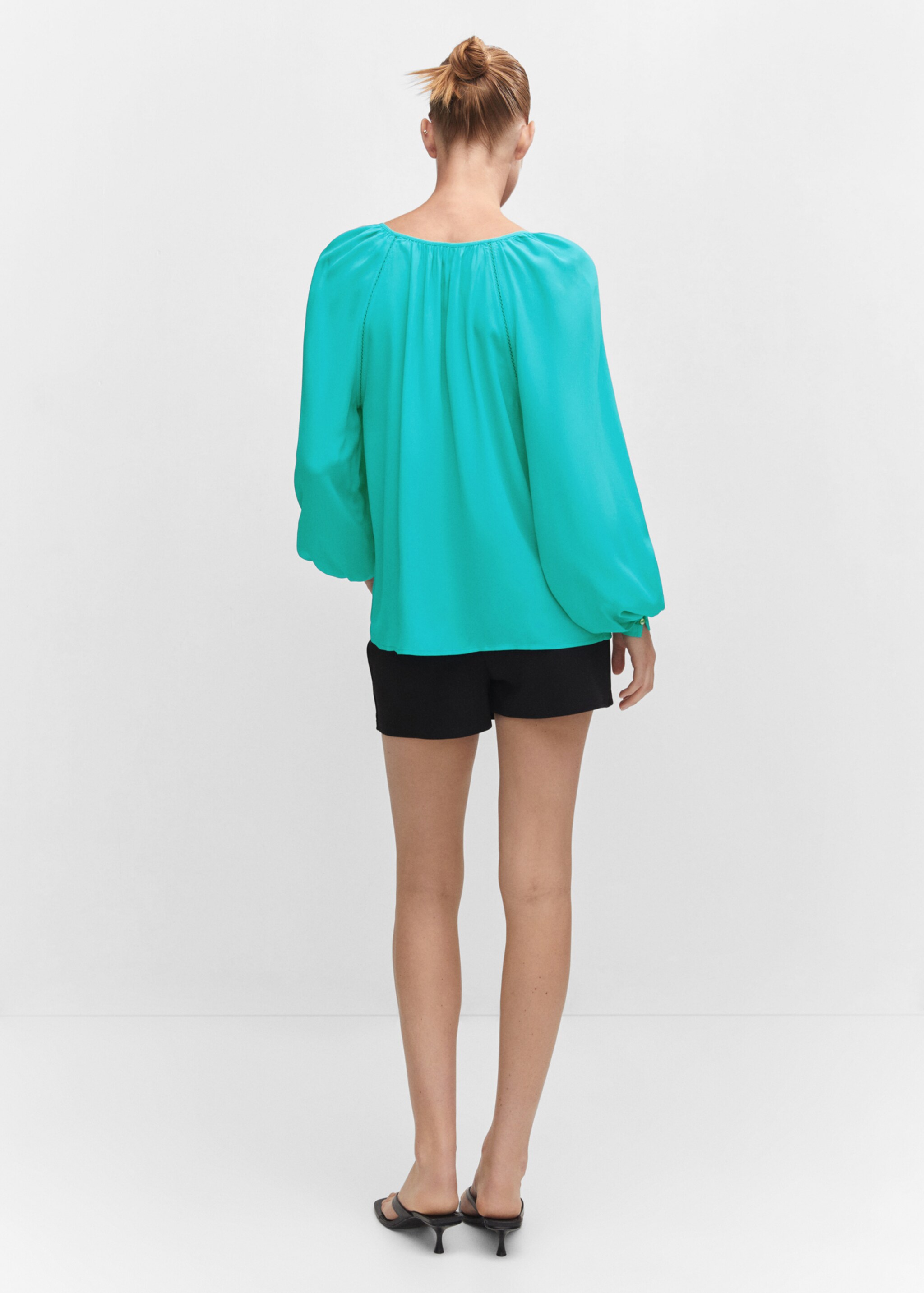 Raglan-sleeve blouse - Reverse of the article