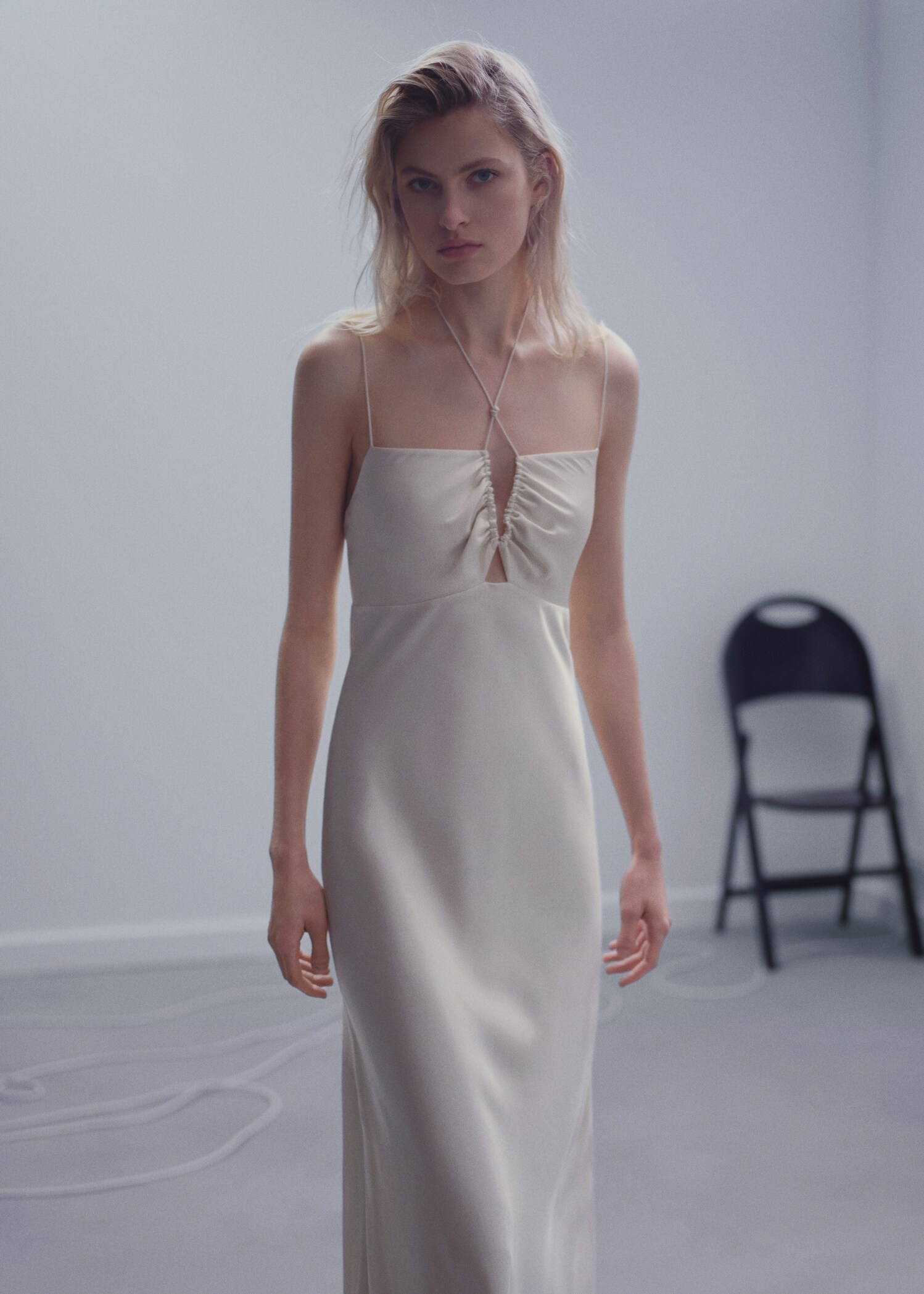 Satin dress with crossed straps - Medium plane
