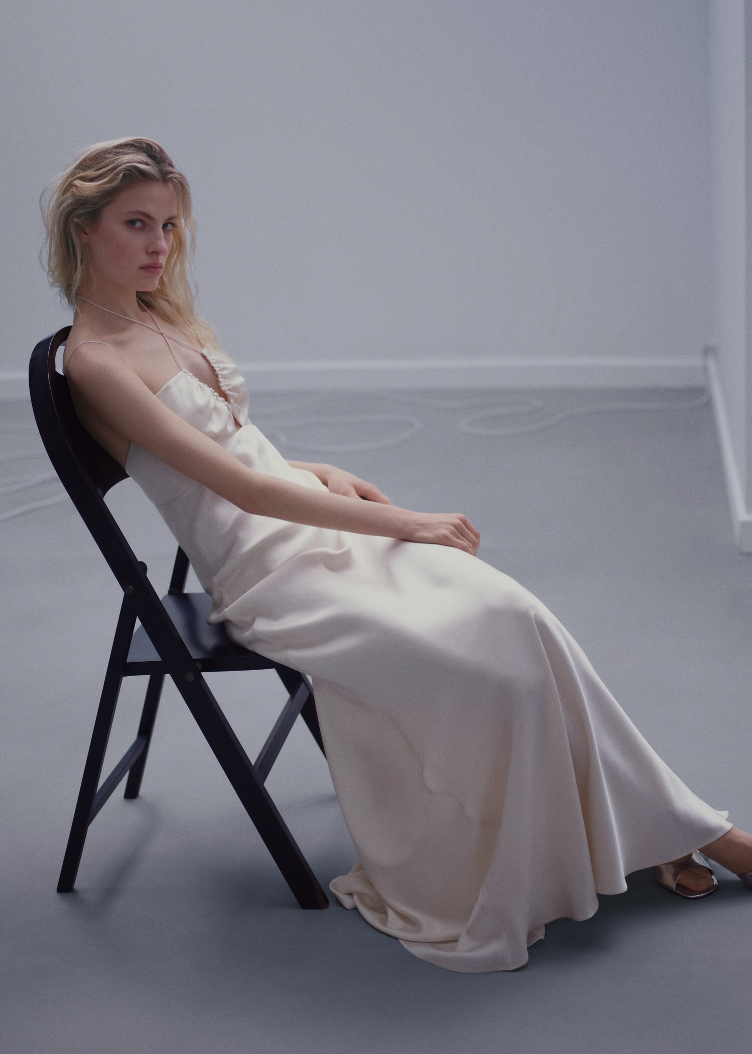 Satin dress with crossed straps - Details of the article 6