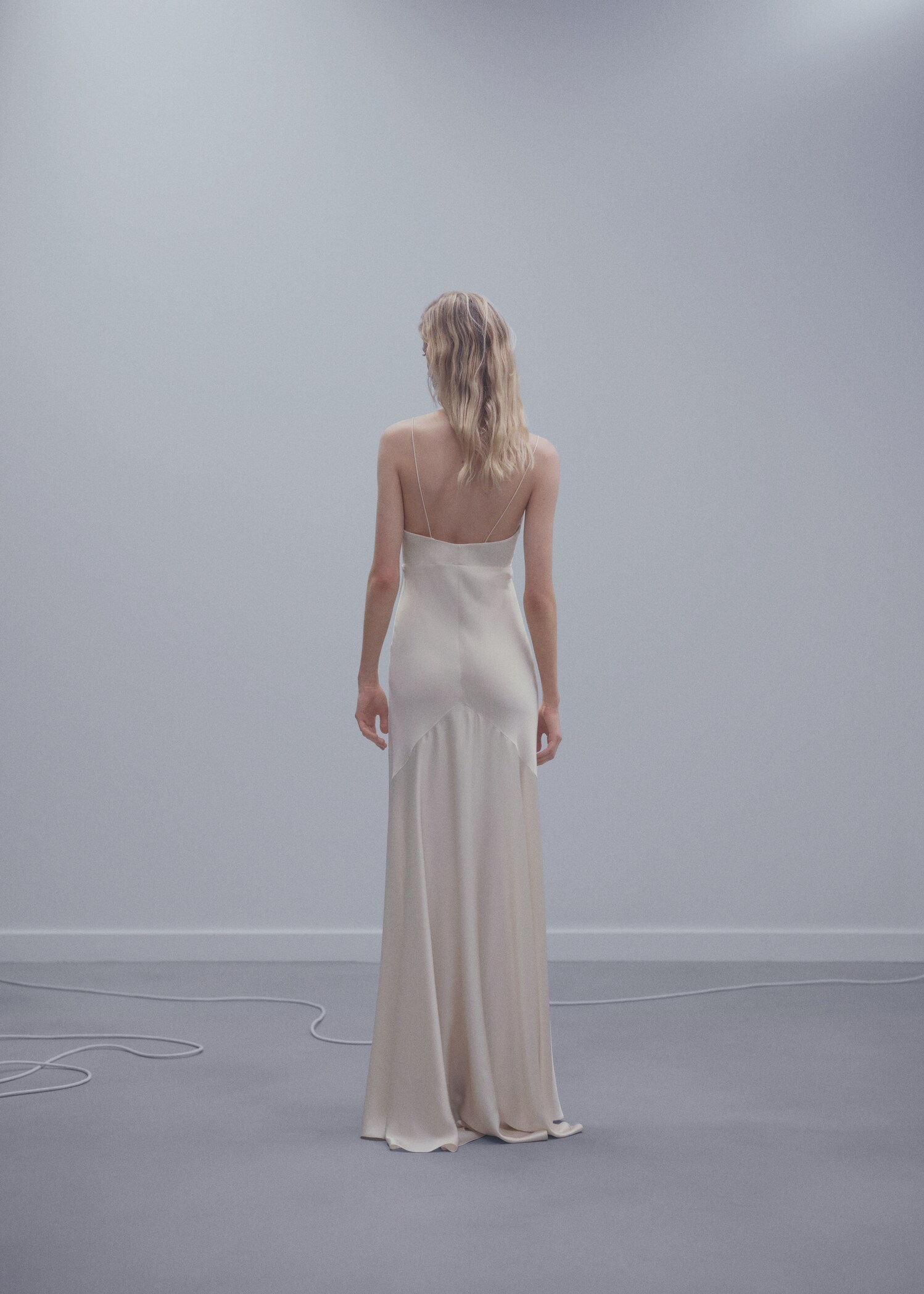 Satin dress with crossed straps - Reverse of the article