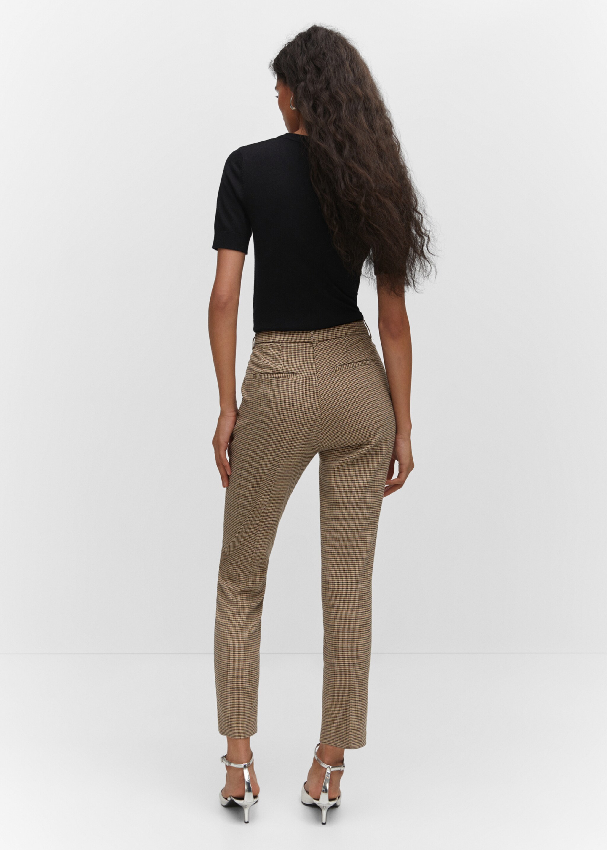 Skinny Hose mit mittelhohem Bund - Rückseite des Artikels