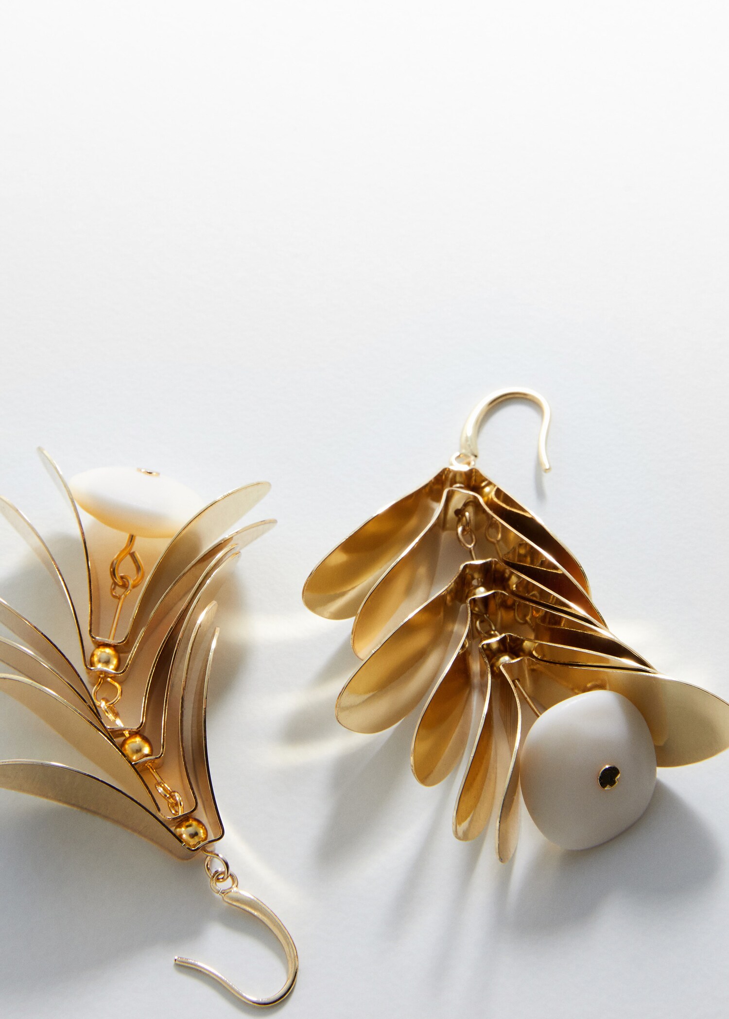 Boucles d'oreilles feuilles métalliques - Plan moyen