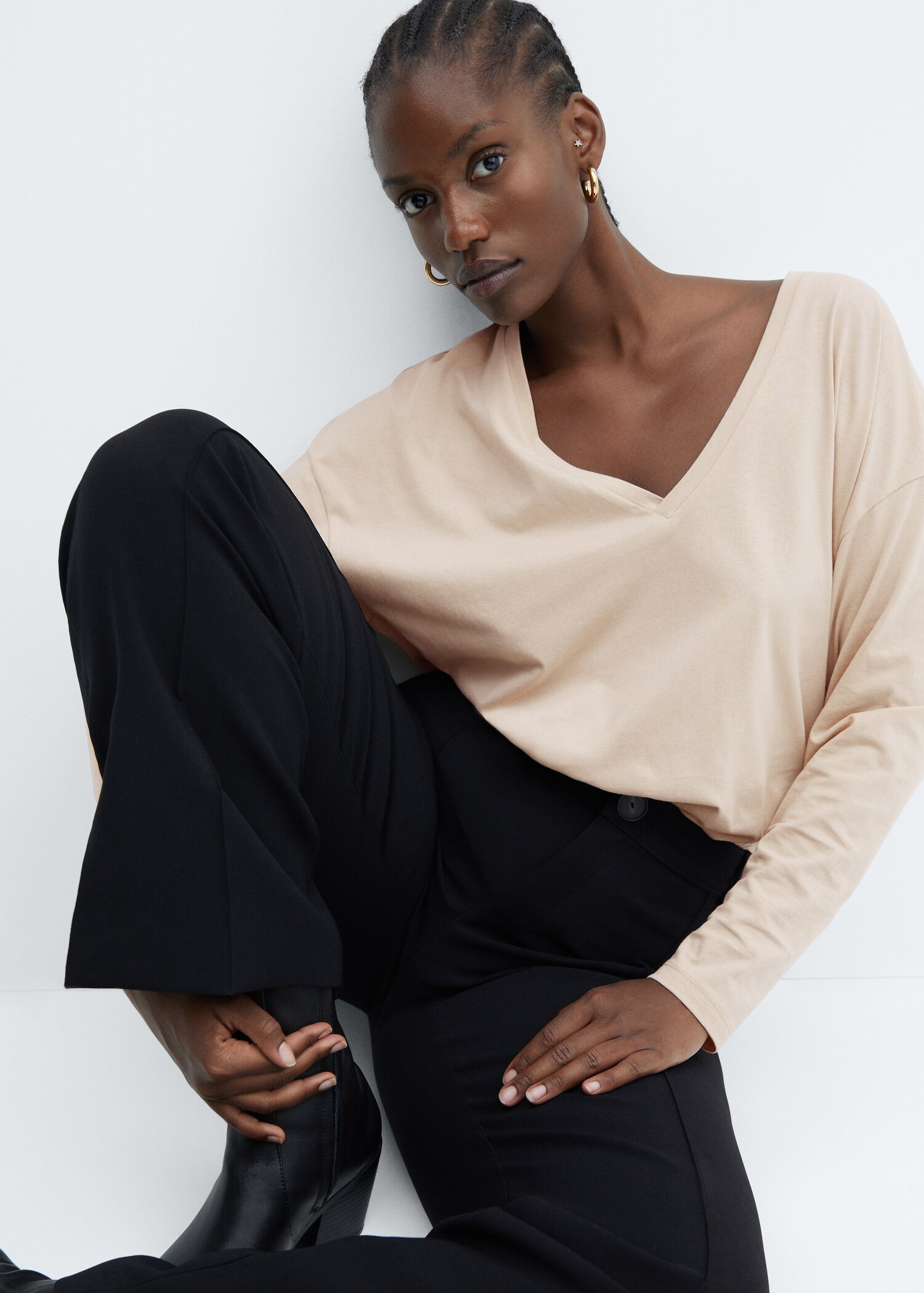 V-neck cotton T-shirt - Details of the article 4