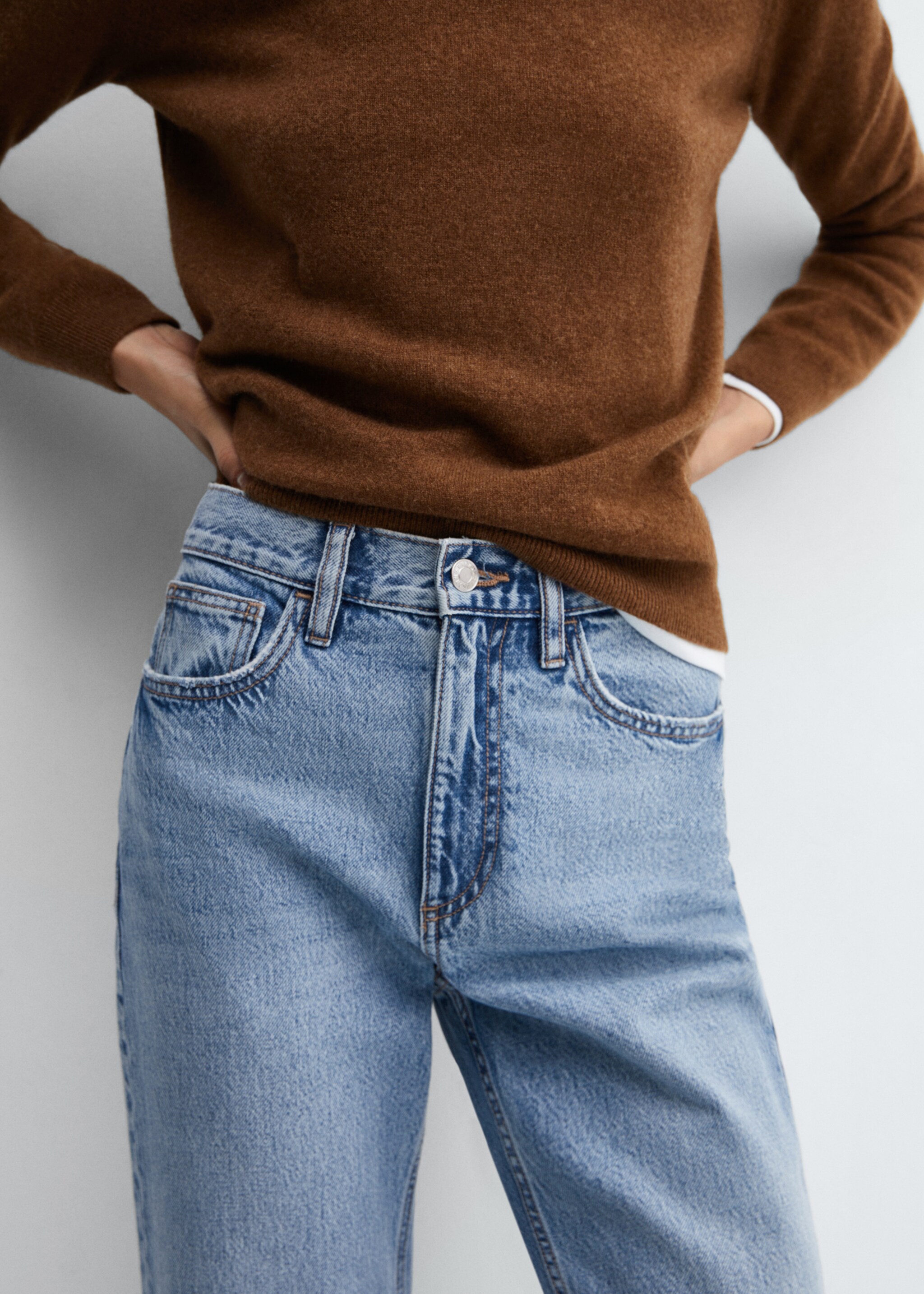 Mid-rise straight jeans - Details of the article 6, Bleach Blue. Ref: 57014406-00.