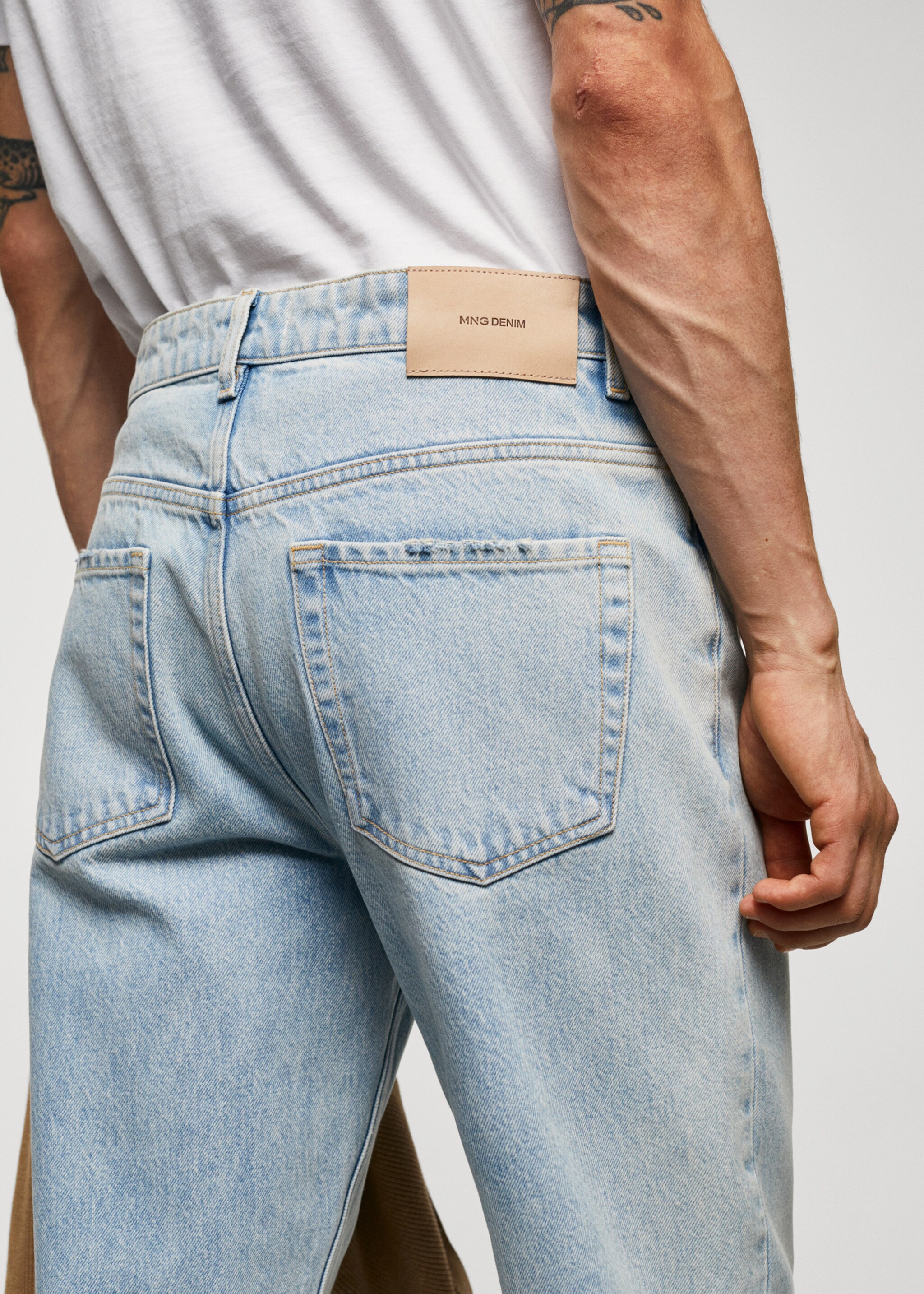 Tapered loose cropped jeans - Details of the article 4, Light Blue. Ref: 57014429-00.