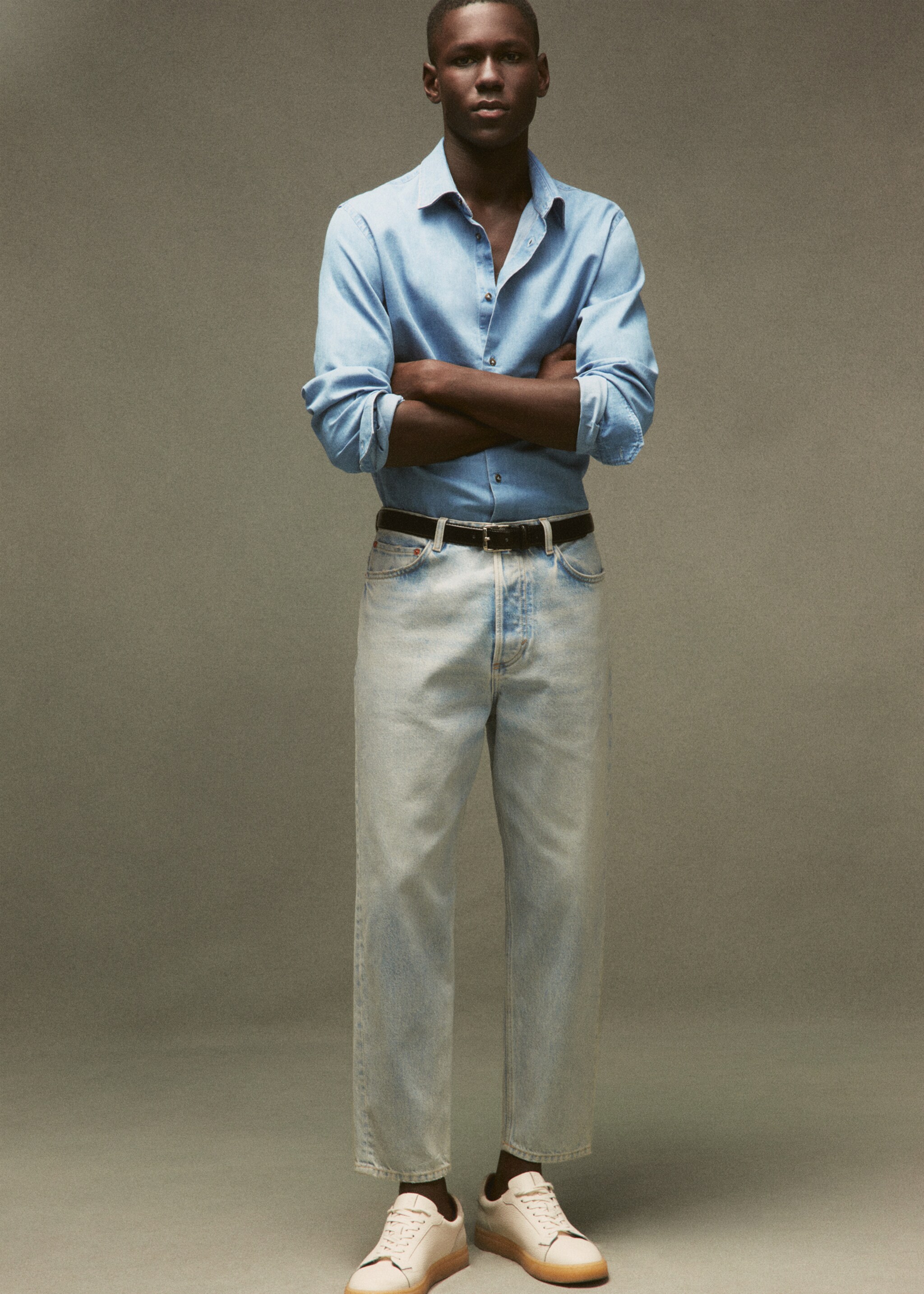 Tapered loose cropped jeans - Details of the article 6, Light Blue. Ref: 57014429-00.