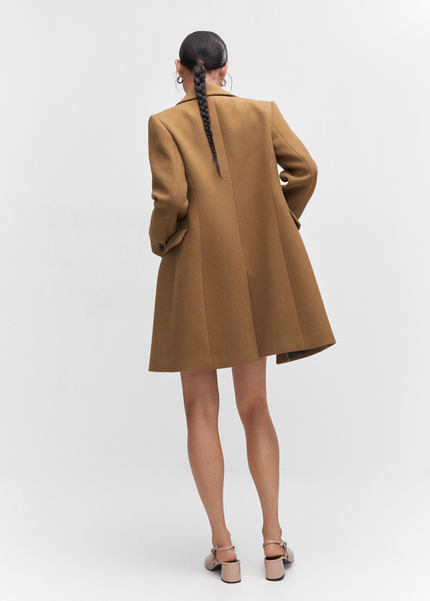 Lapelled straight-cut coat - Reverse of the article