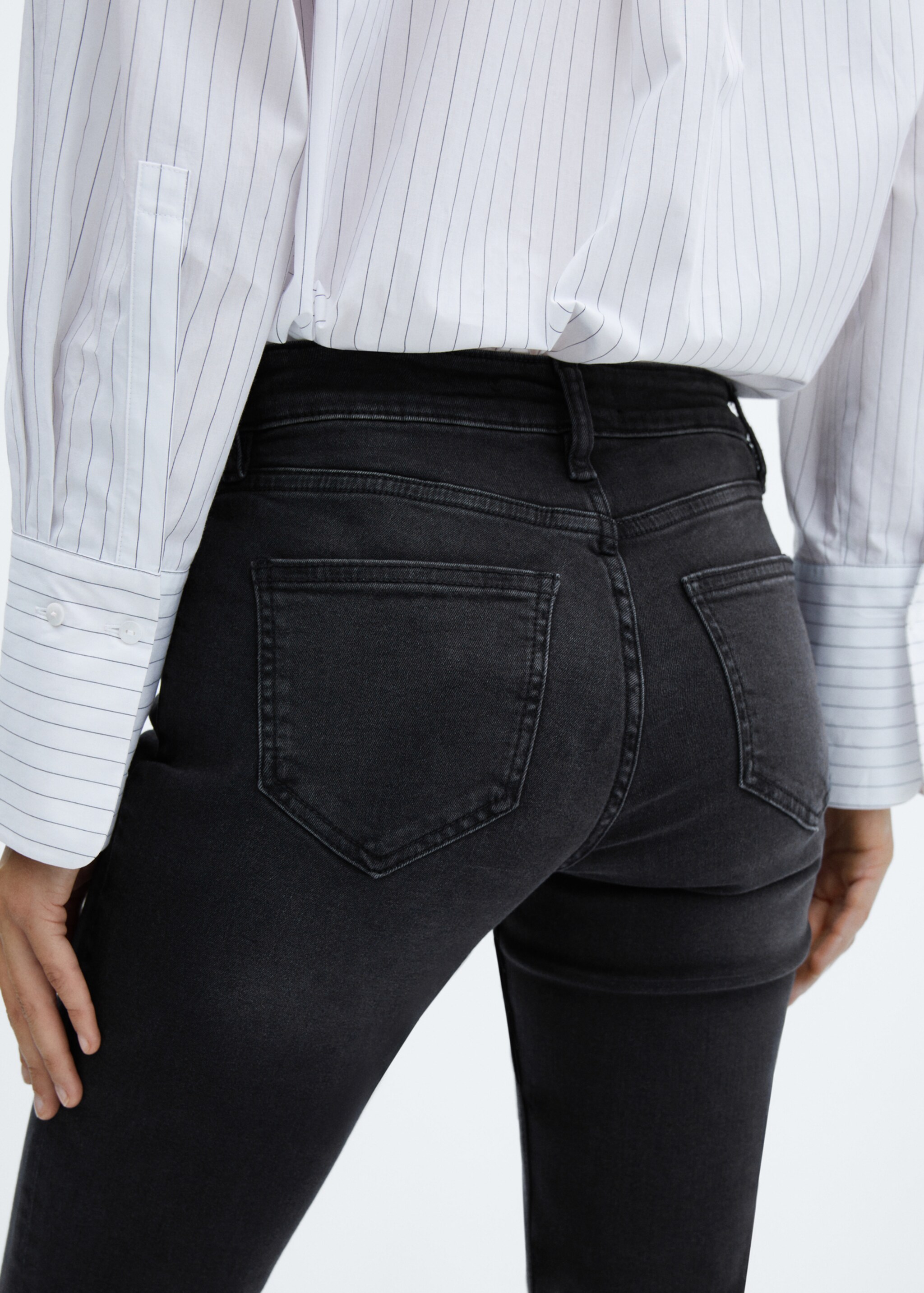 Low-rise flared jeans - Details of the article 6
