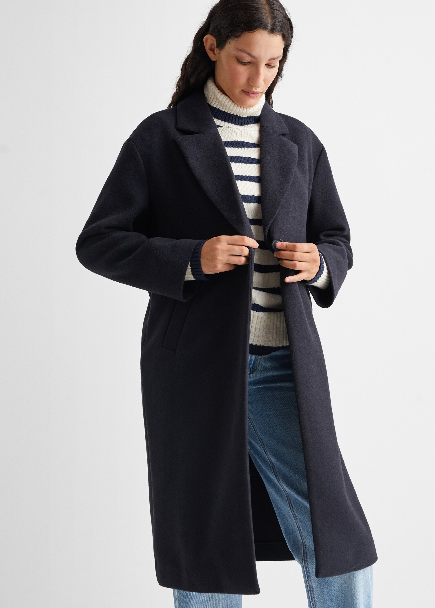 Manteau droit à revers - Plan moyen